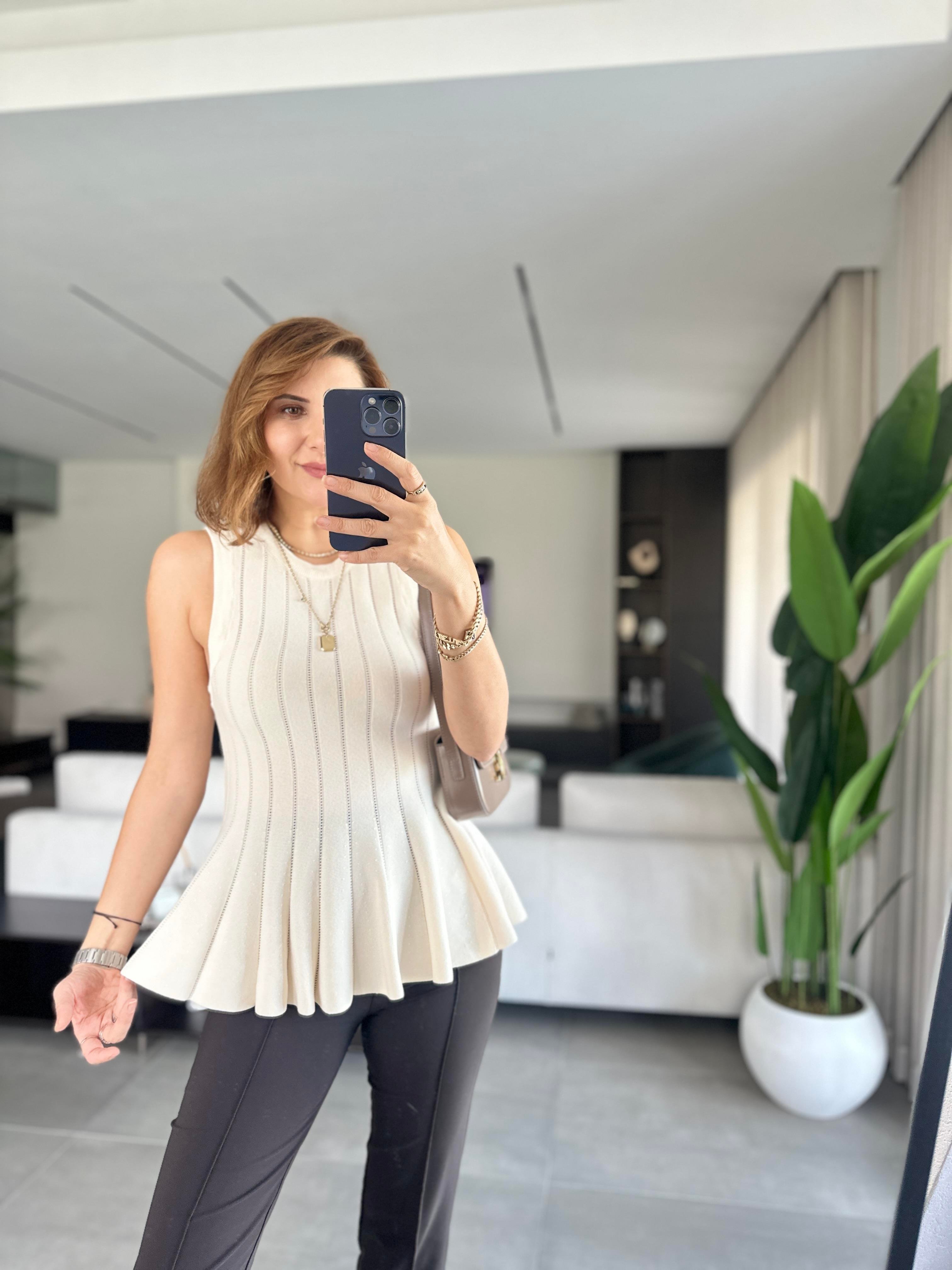 Ekru Belden Oturtmalı Volanlı Bluz