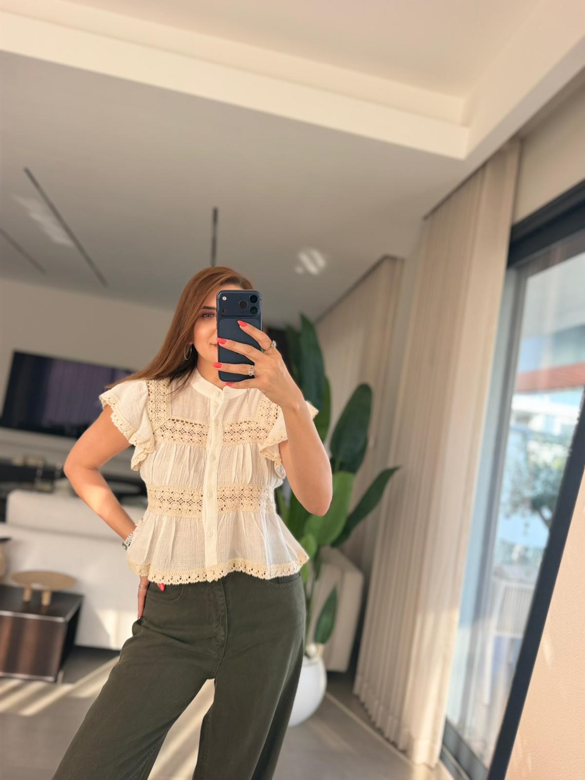 Ekru Dantel Detaylı Bluz