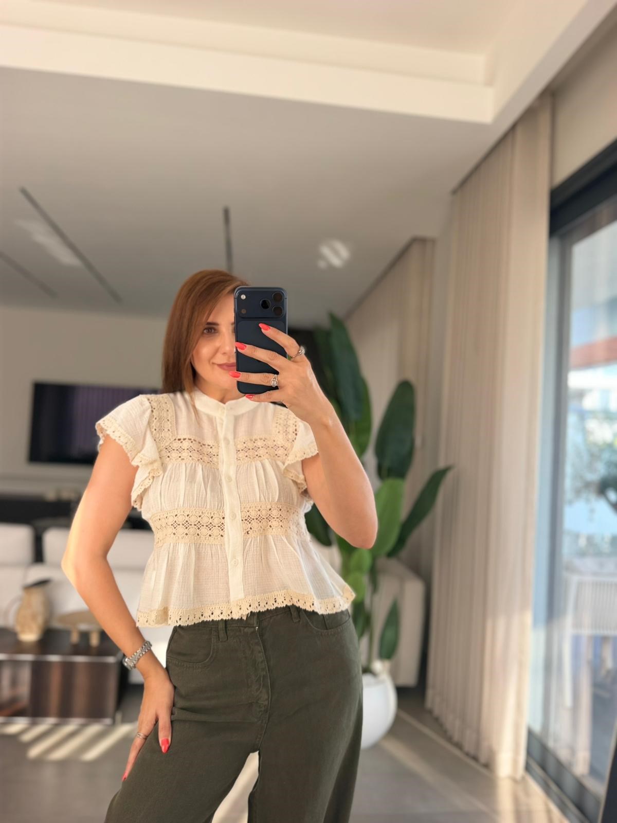 Ekru Dantel Detaylı Bluz