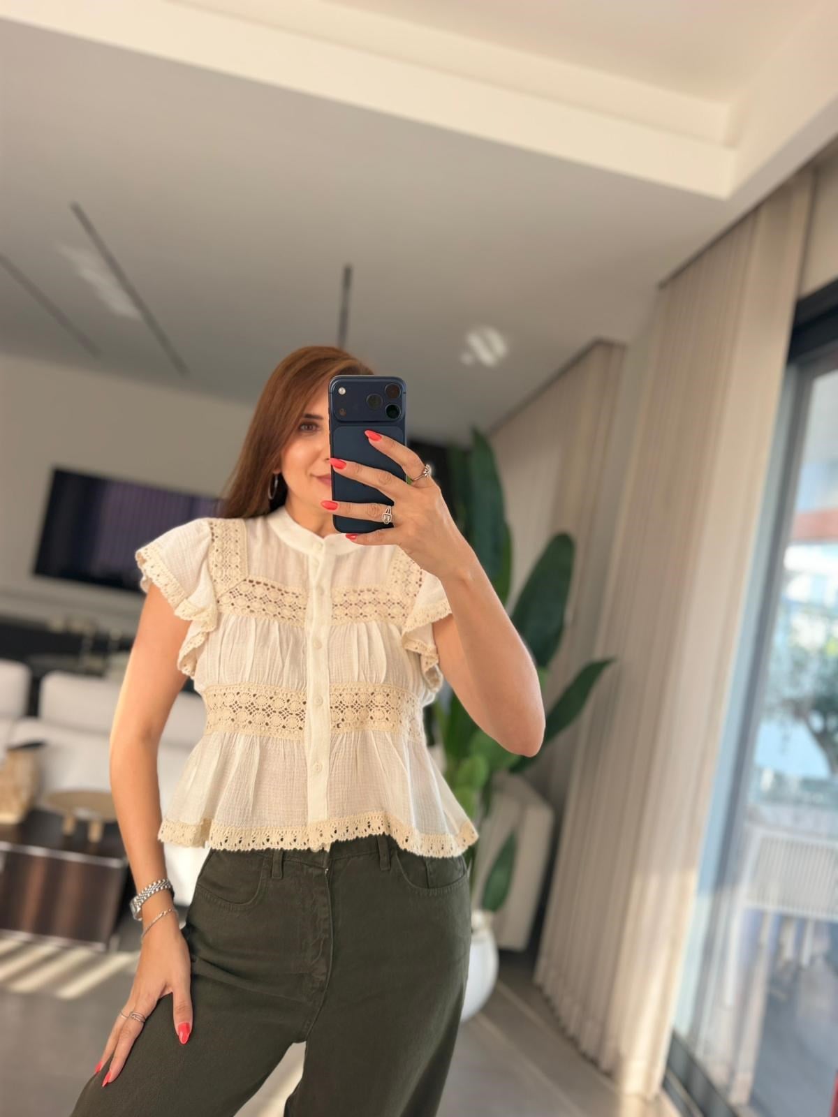 Ekru Dantel Detaylı Bluz