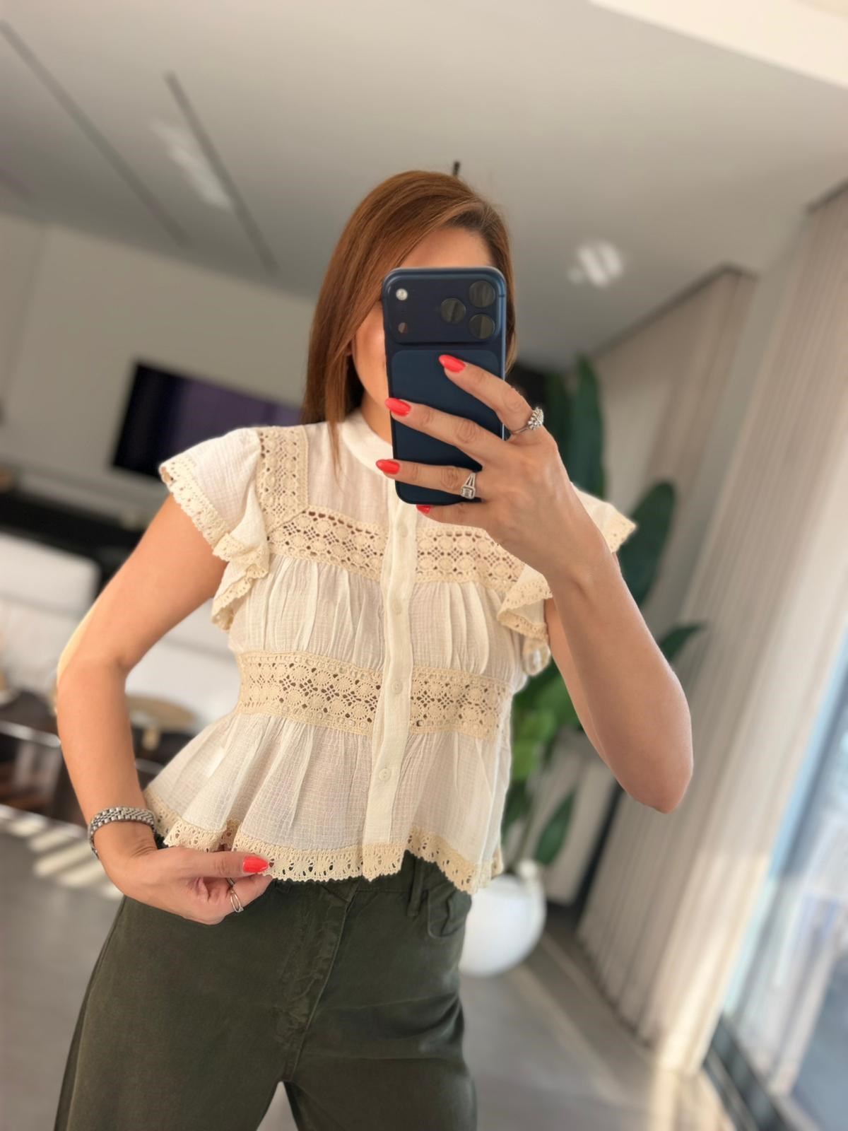 Ekru Dantel Detaylı Bluz