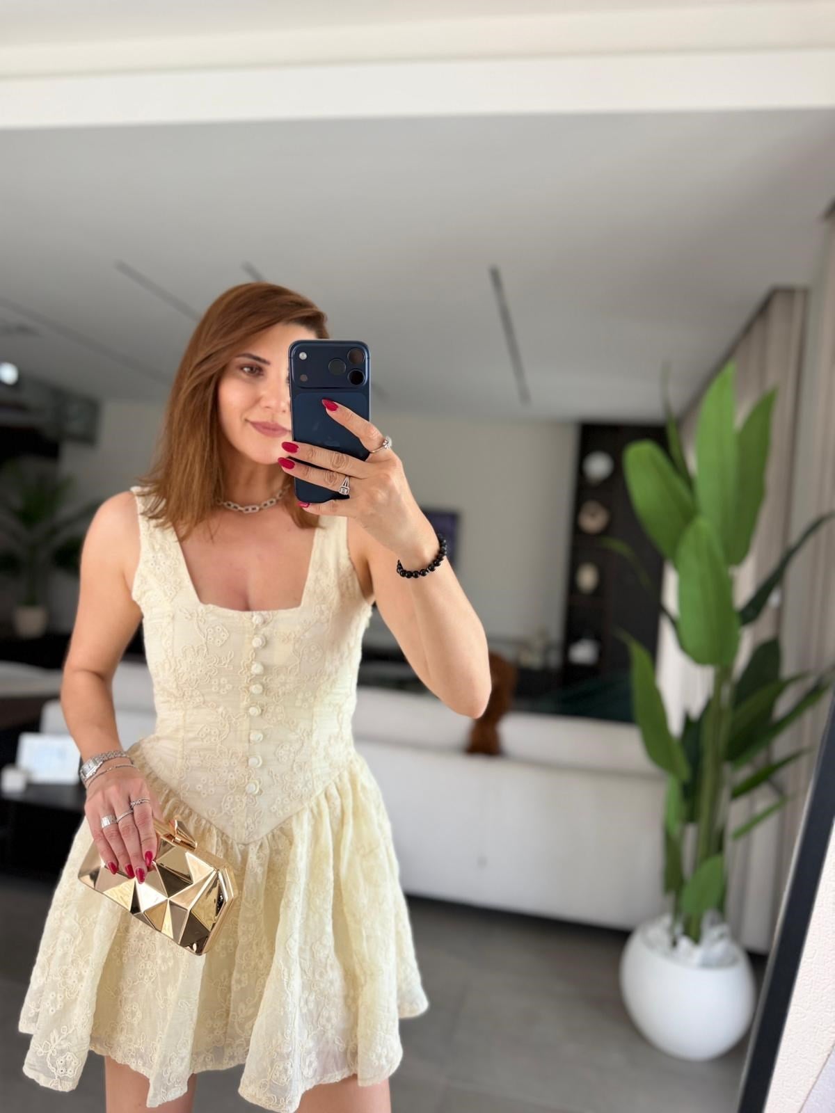 Ekru Güpürlü Arkası Düğme Detaylı Kısa Elbise