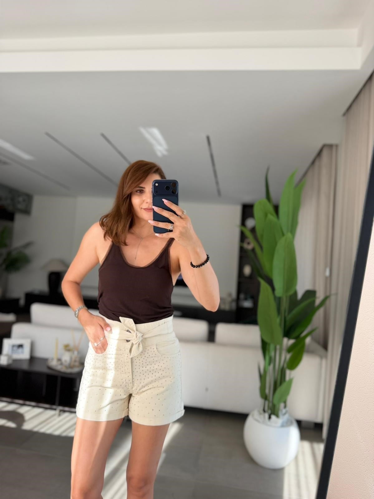 Ekru Taşlı Bel Lastikli Kemer Detaylı Şort