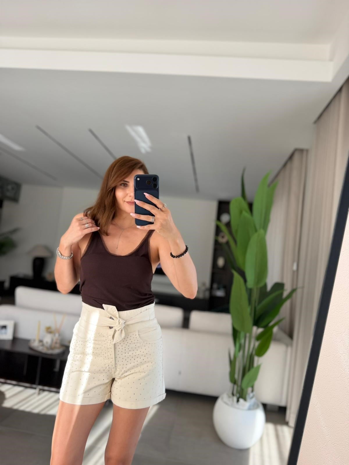 Ekru Taşlı Bel Lastikli Kemer Detaylı Şort