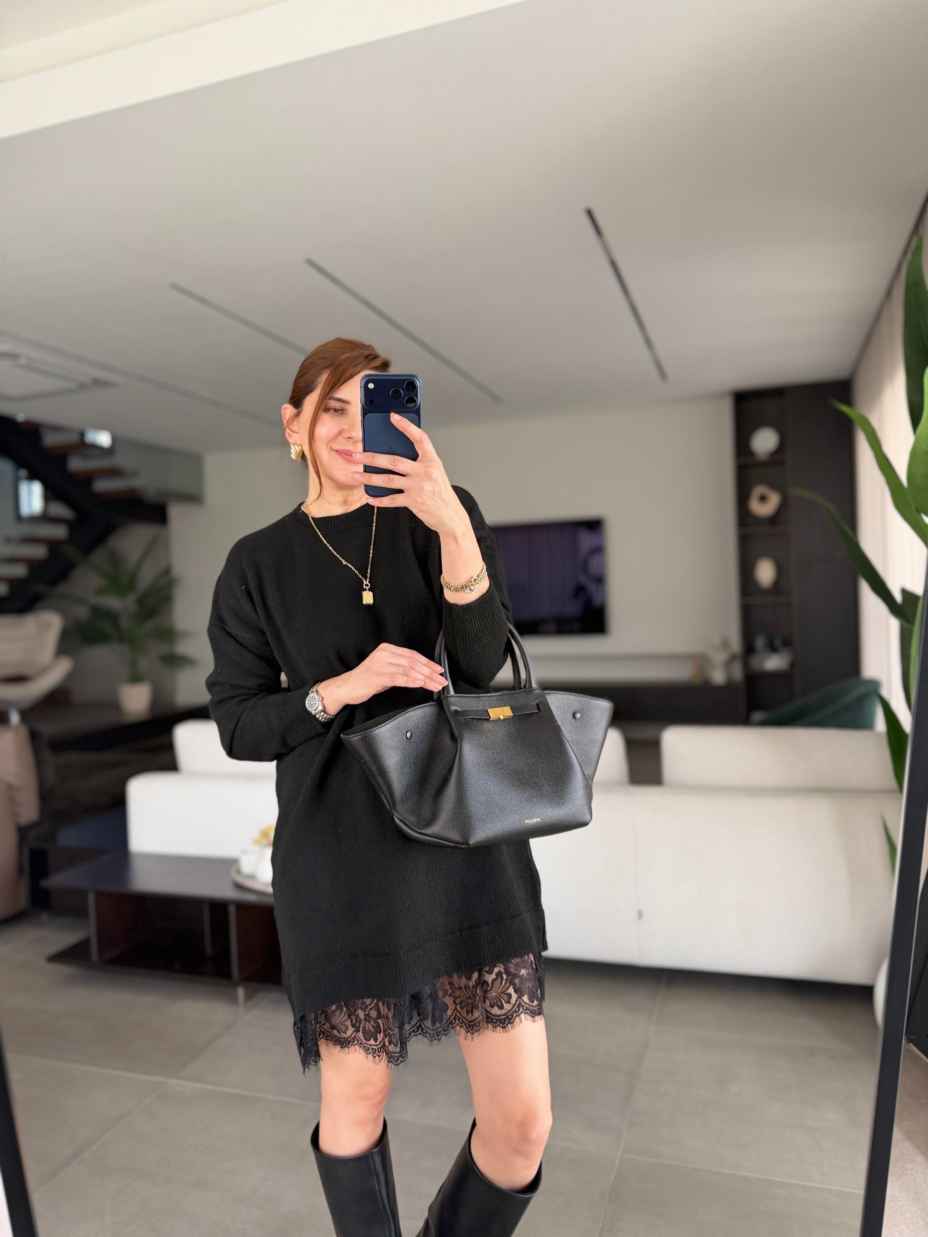 Eteği Dantelli Triko Elbise