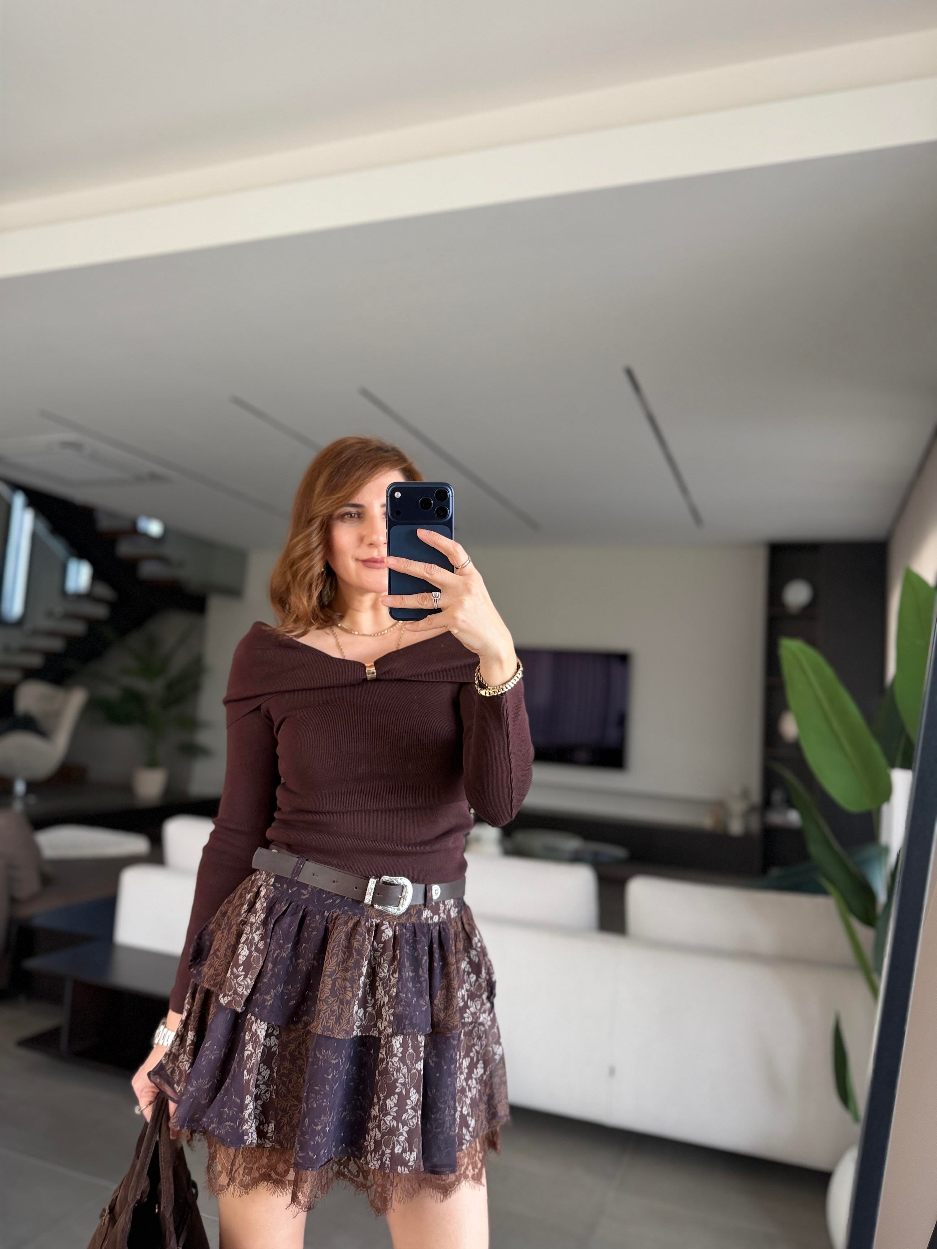 Göğüs Broş Detaylı Merserize Bluz