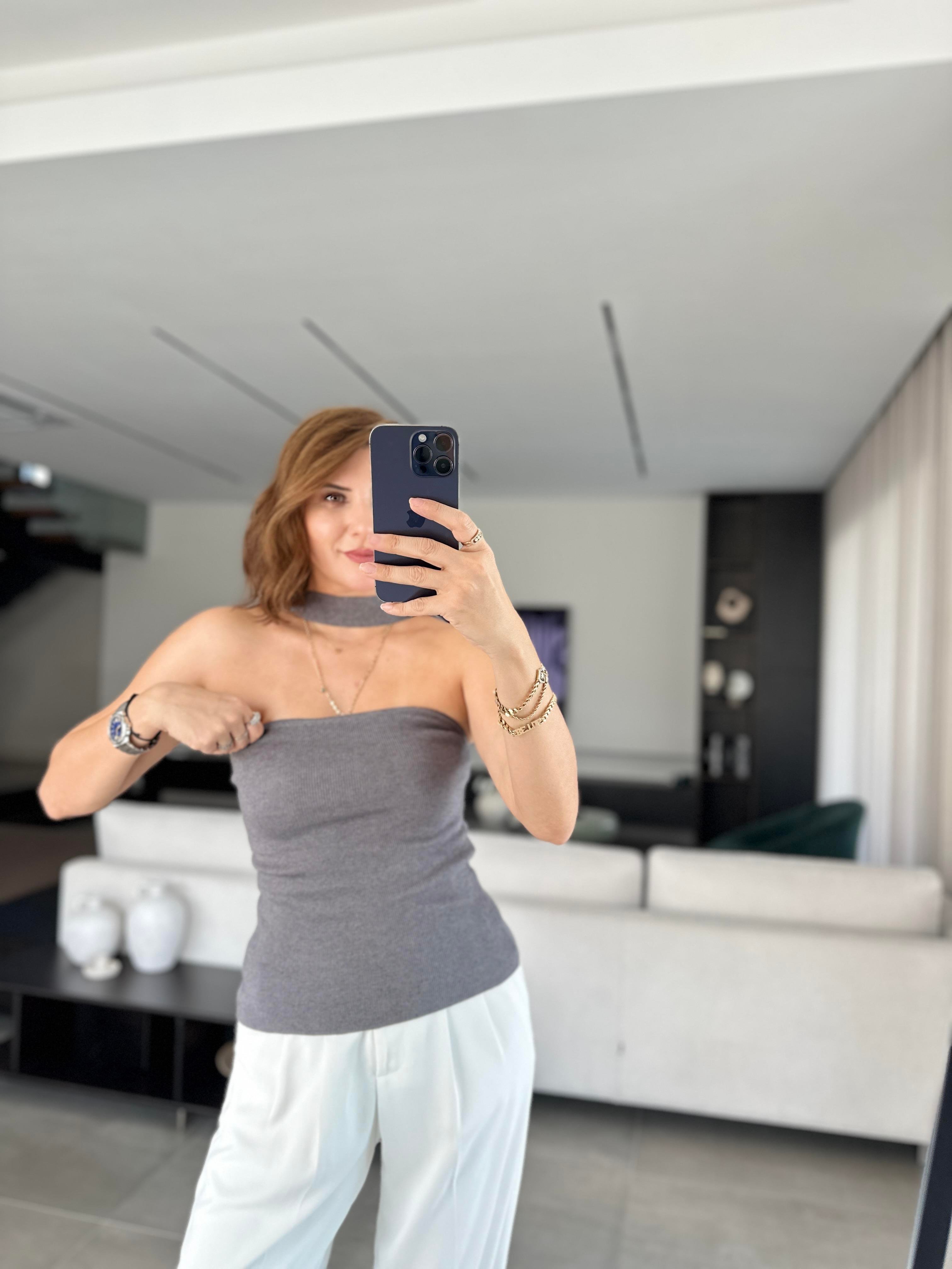 Gri Boyundan Askılı Bluz