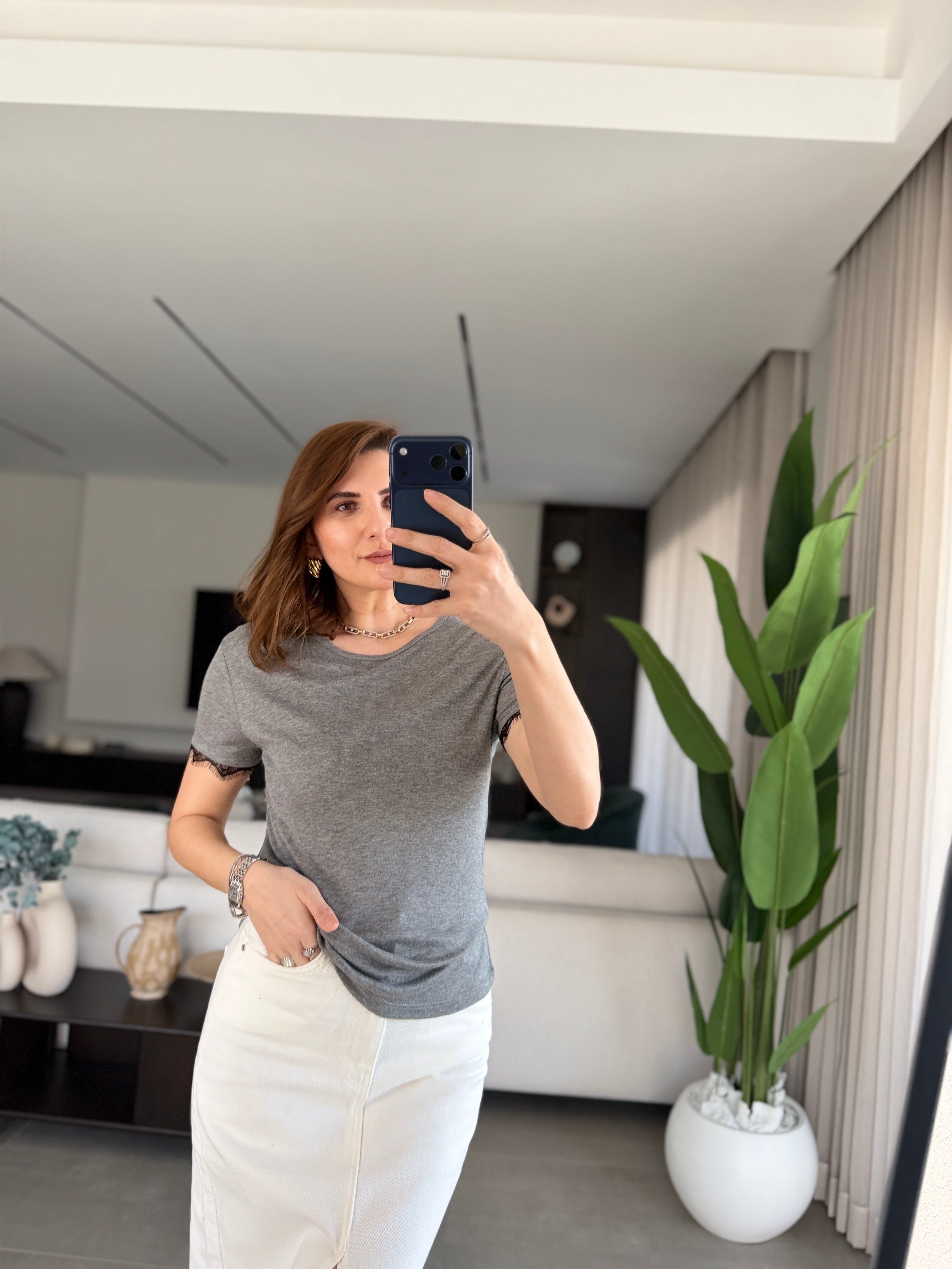 Gri Kolları Dantel Detay Kısa Kol T-Shirt
