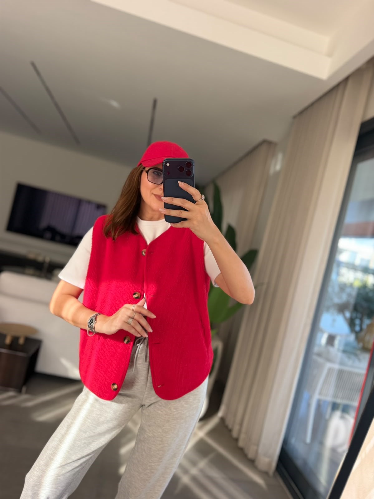 Kırmızı Düğmeli Peluş Yelek