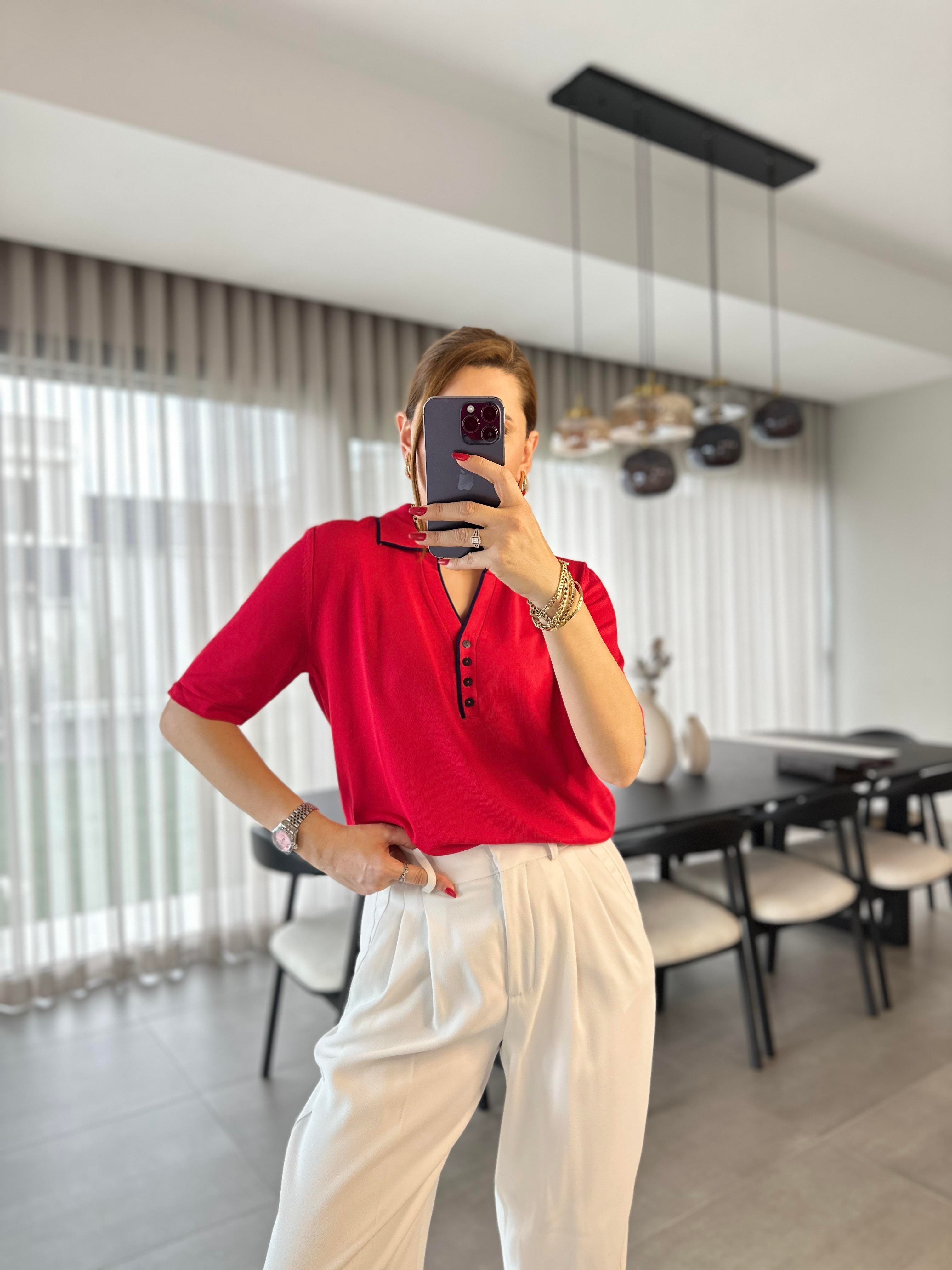 Kırmızı Polo Yaka Düğmeli Yarım Kol Bluz