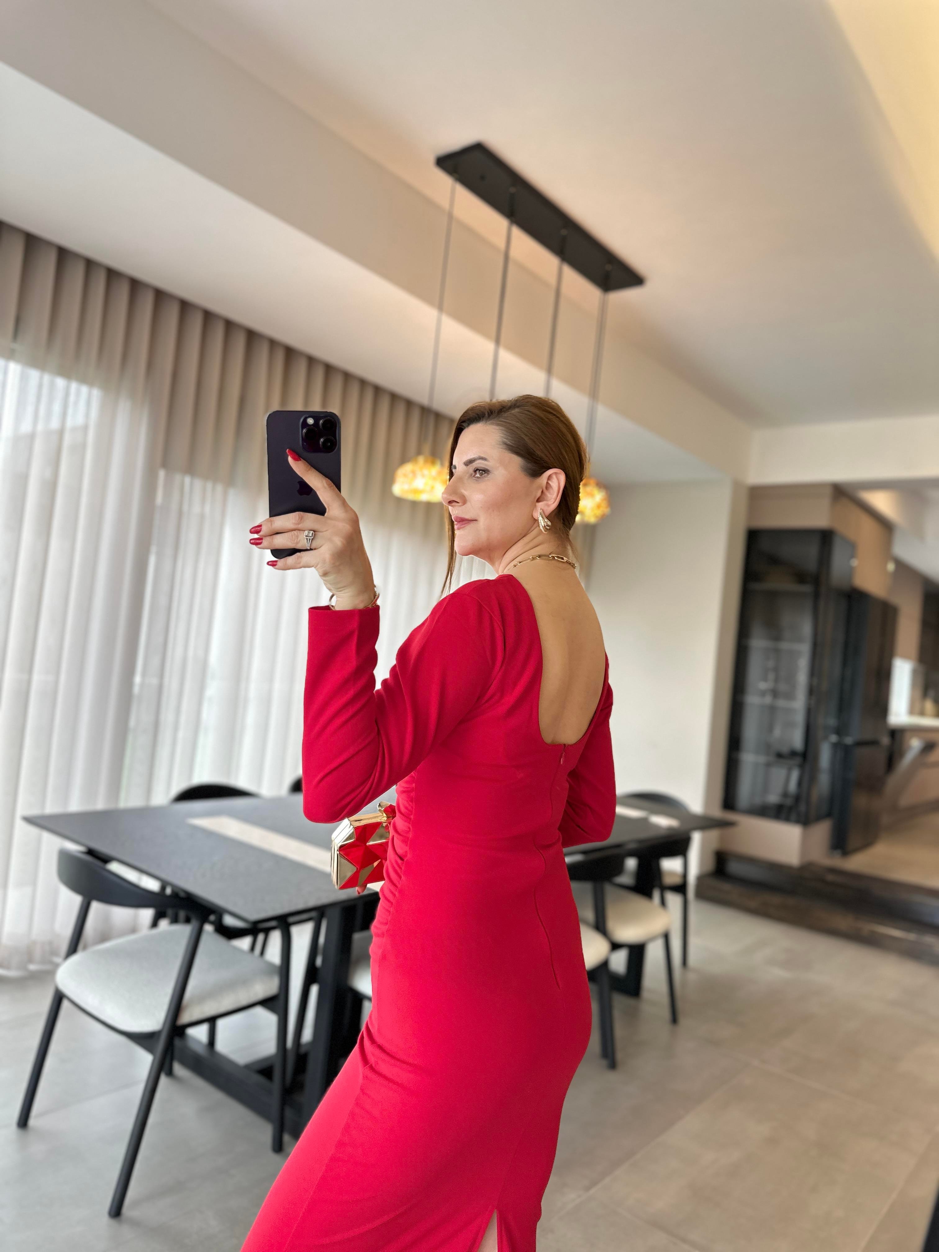 Kırmızı Sırt Dekolteli Arkası Yırtmaçlı Elbise