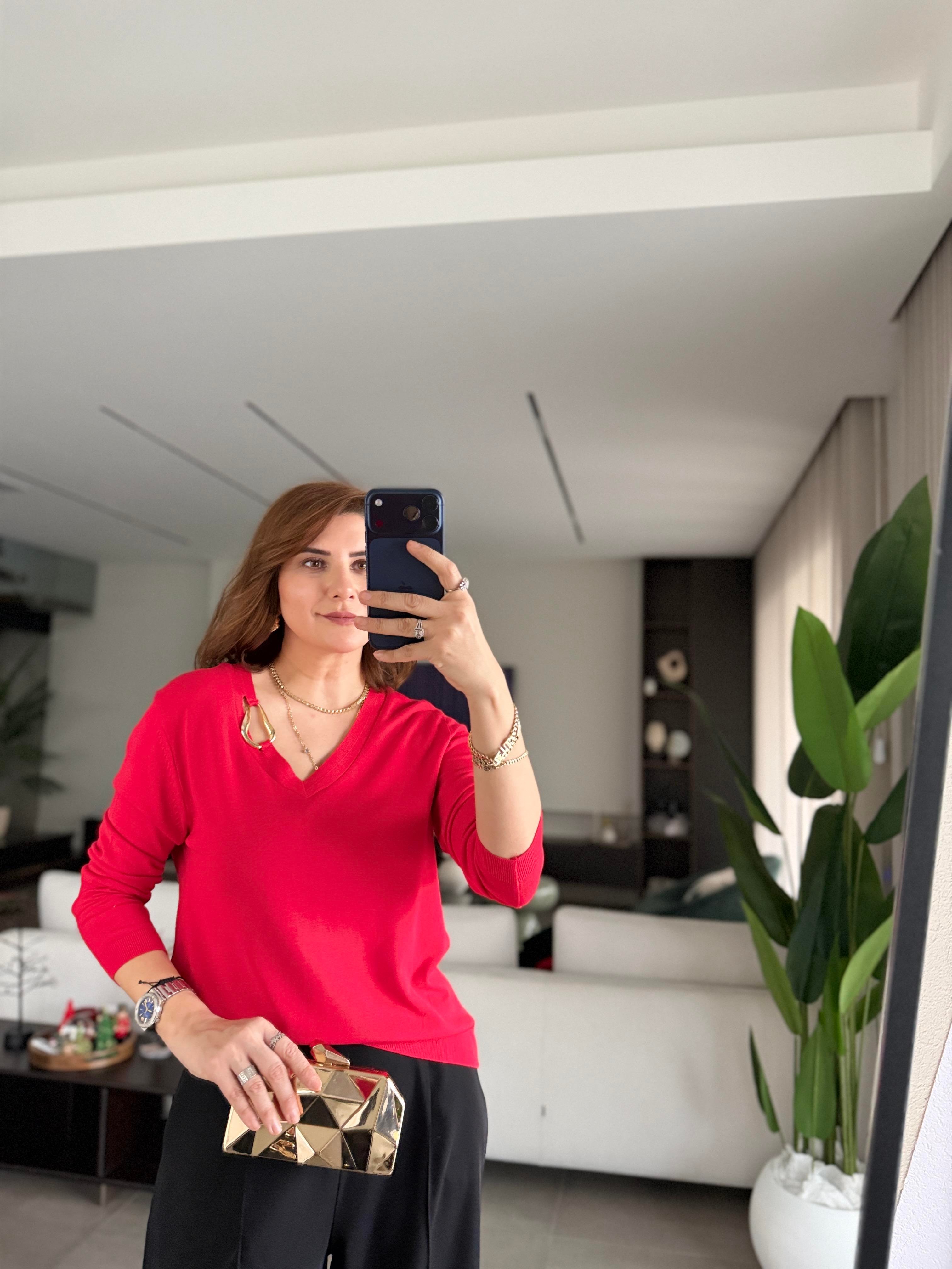 Kırmızı V Yaka Toka Detaylı Bluz