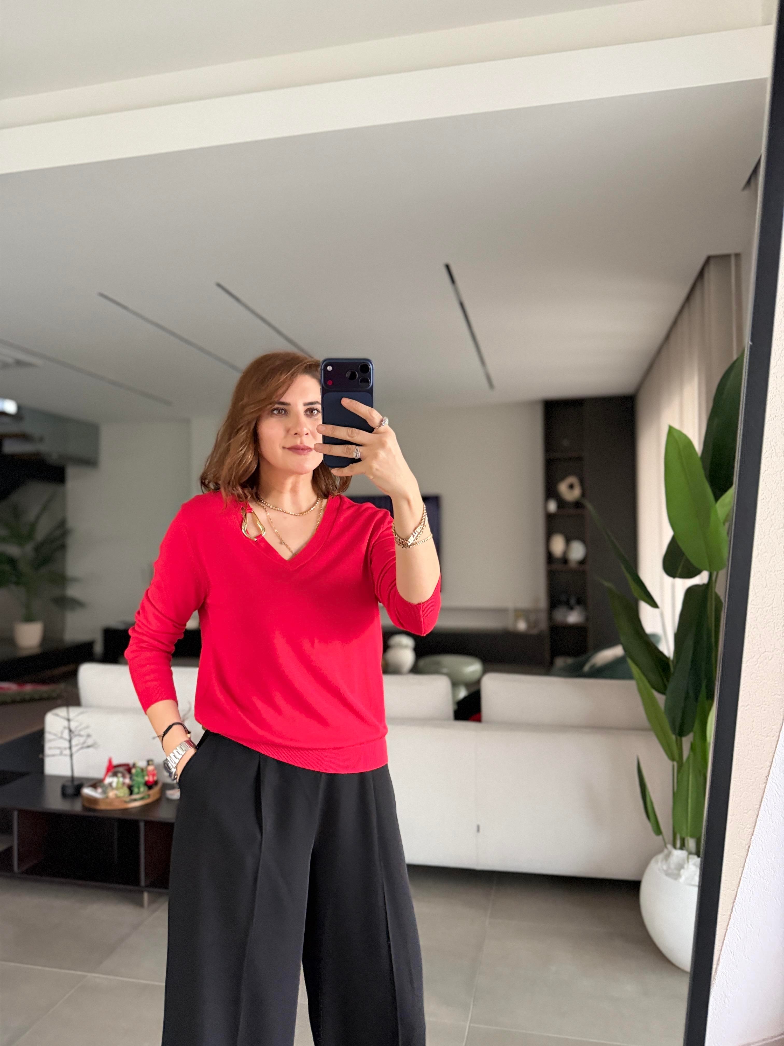 Kırmızı V Yaka Toka Detaylı Bluz
