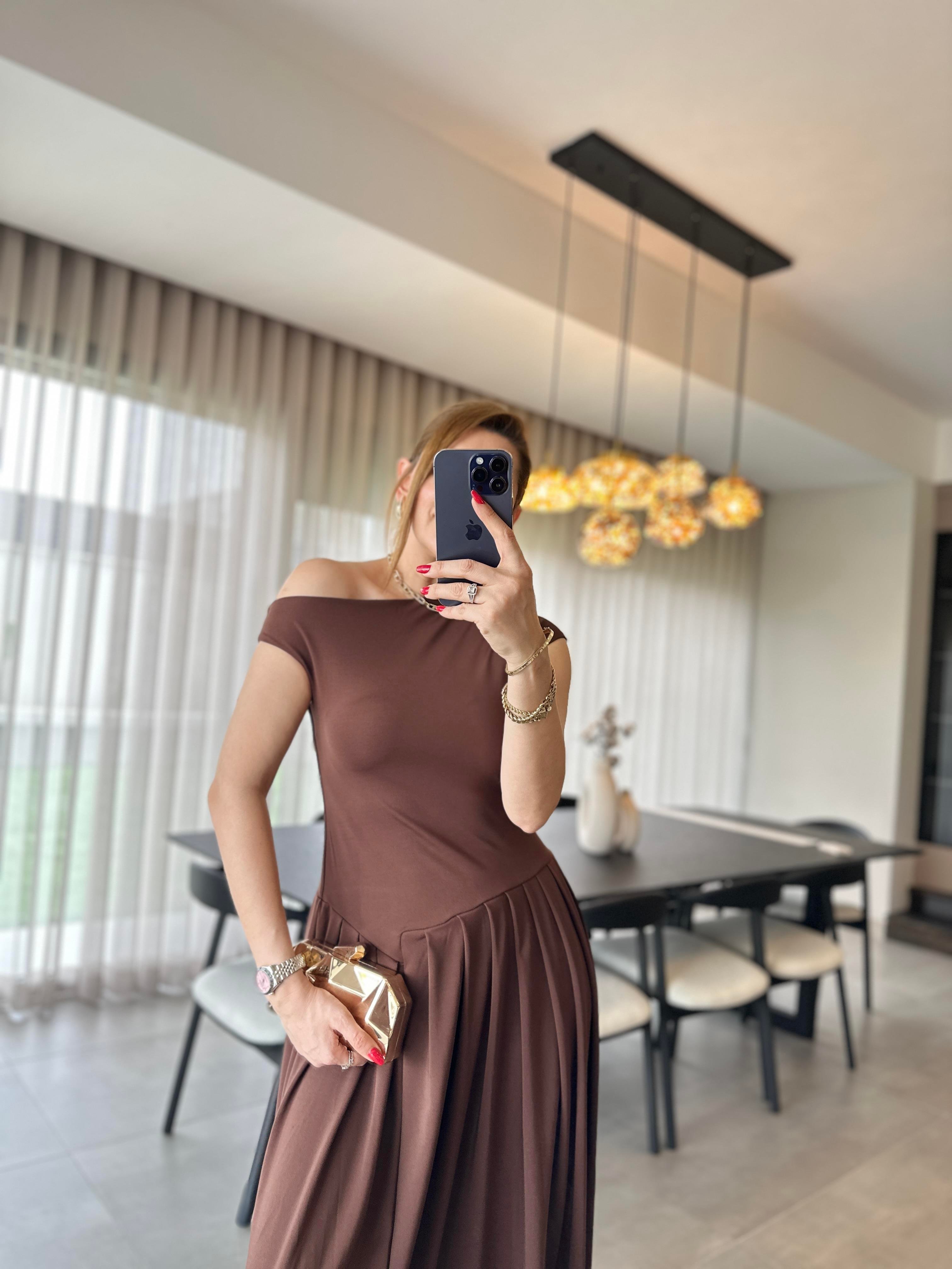 Likralı Düşük Kol Piliseli Elbise