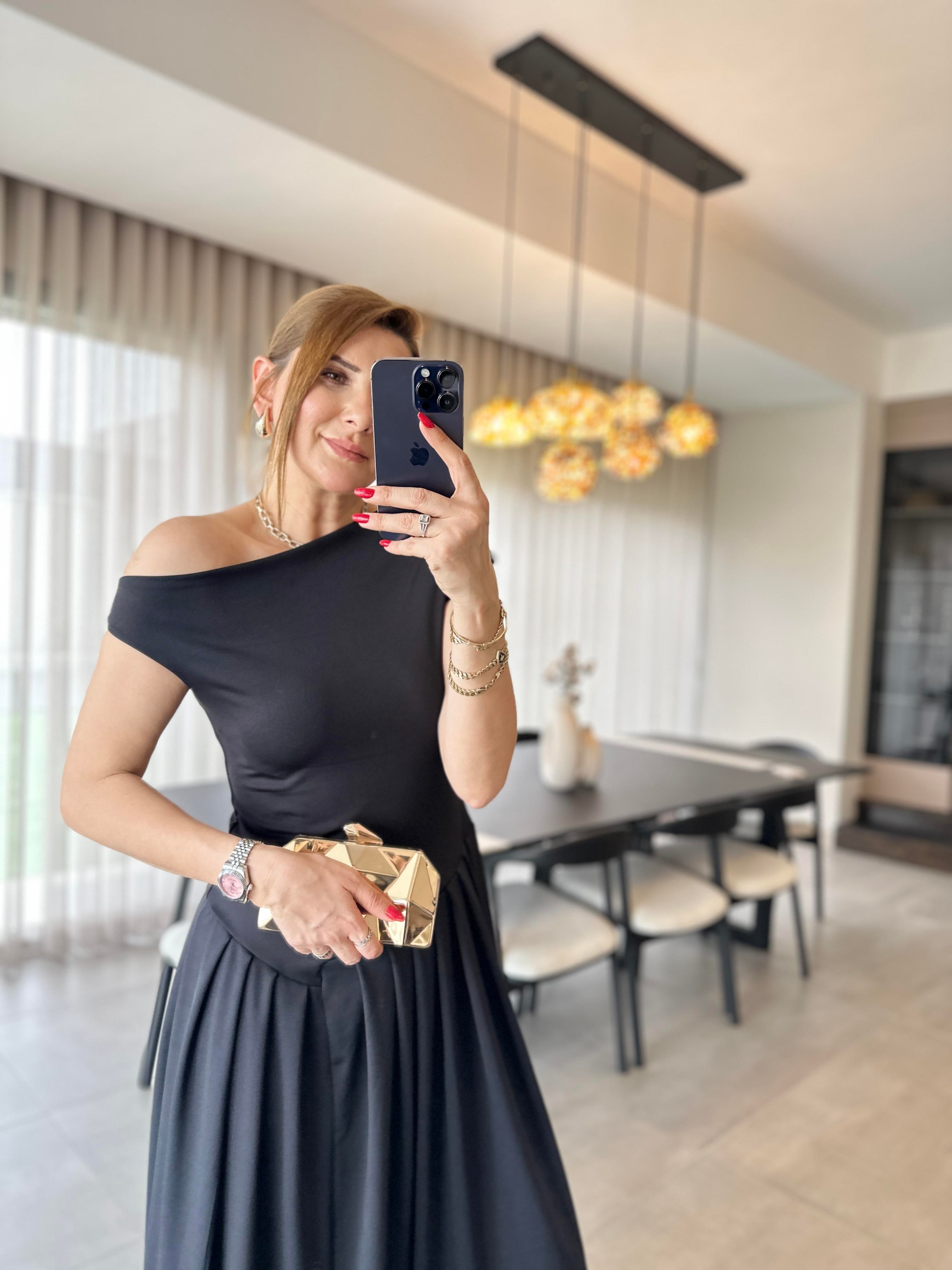 Likralı Düşük Kol Piliseli Elbise