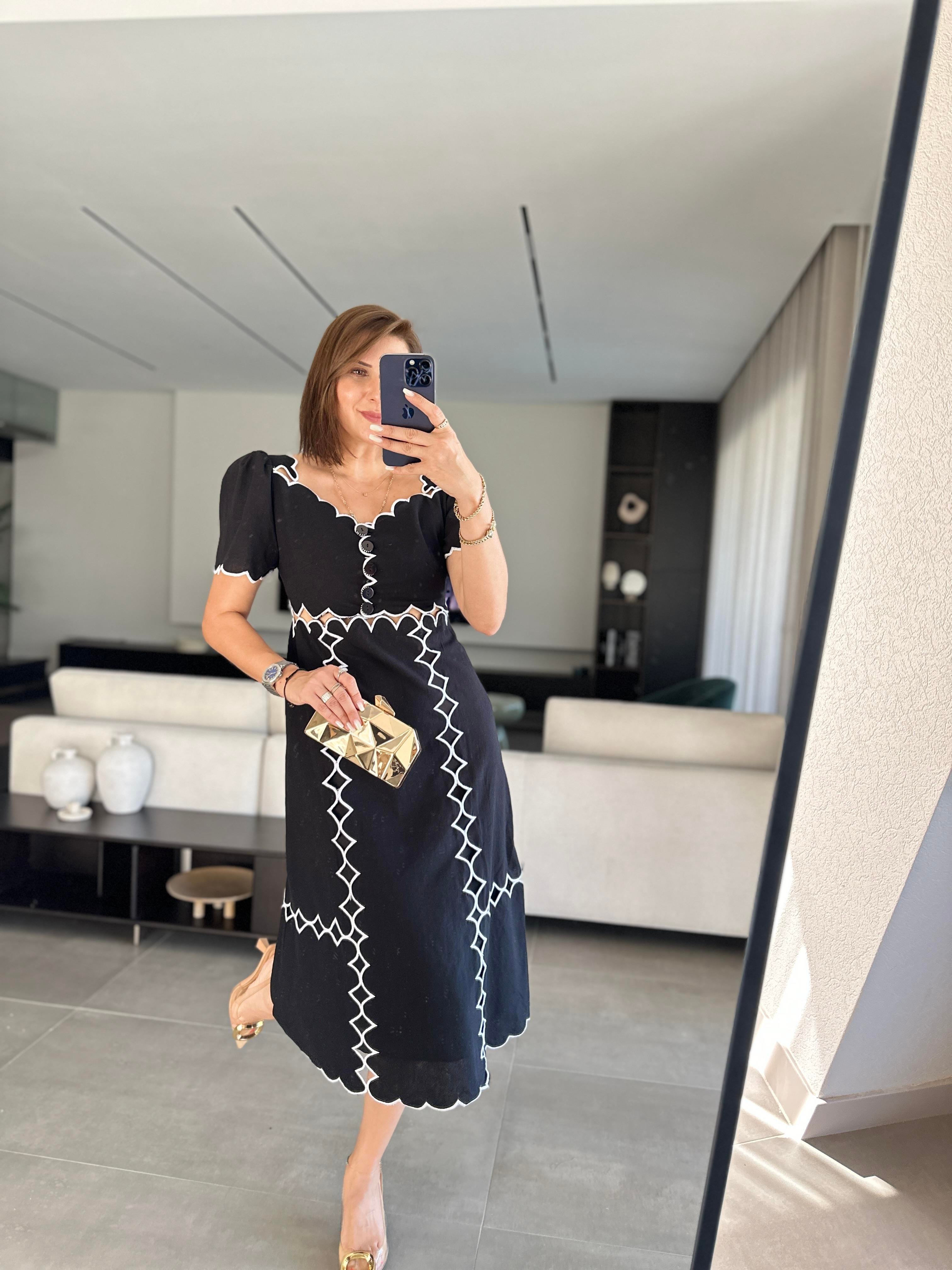 Nakış Detaylı Düğmeli Elbise