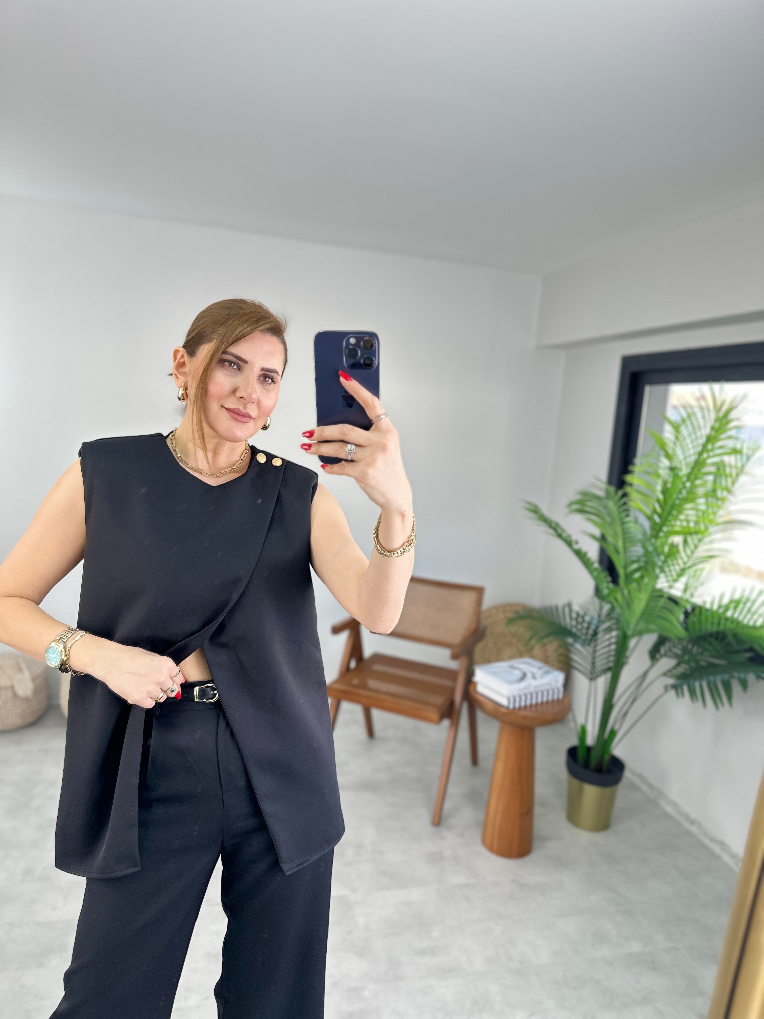 Omzu Düğme Detaylı Yelek Takım