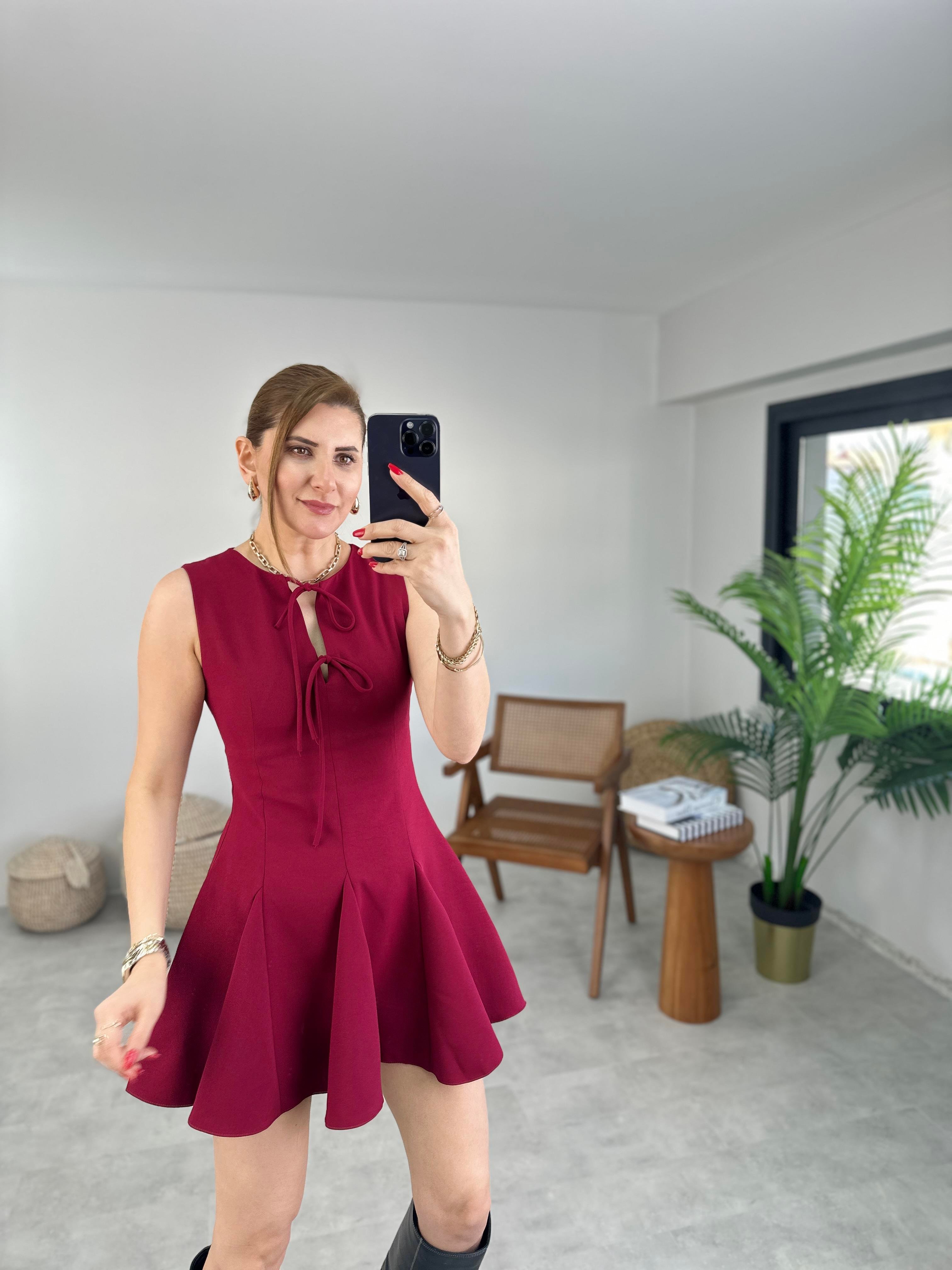 Önden Bağcıklı Kloş Elbise