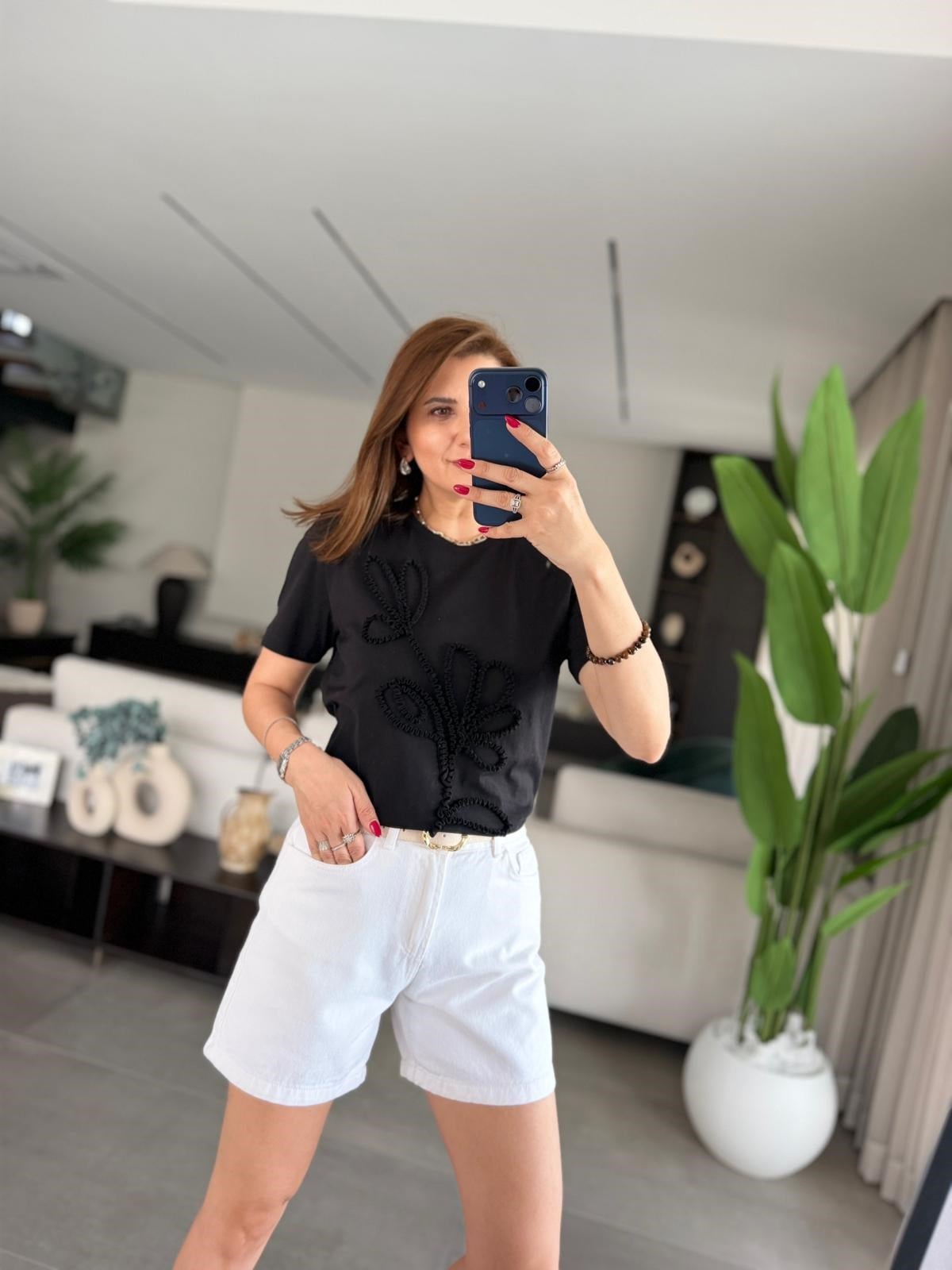 Önü Çiçek Nakışlı T-shirt
