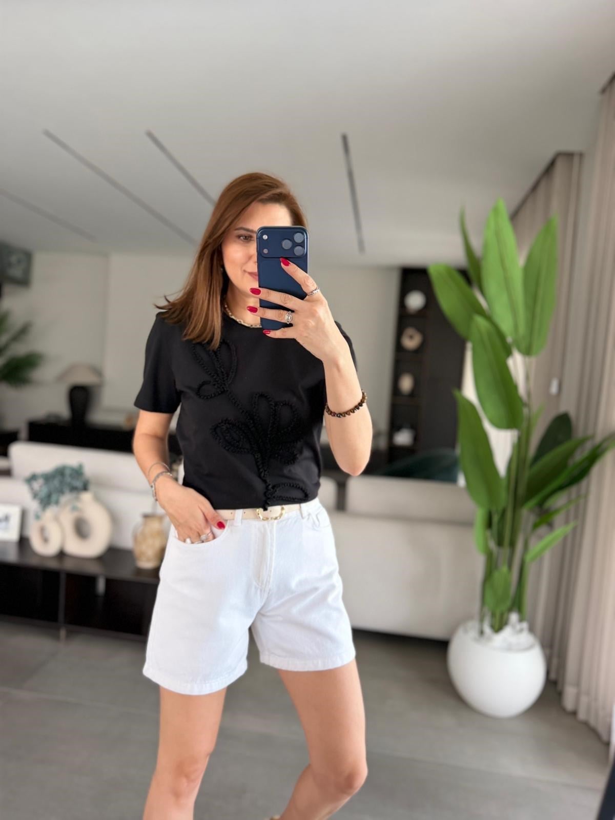 Önü Çiçek Nakışlı T-shirt