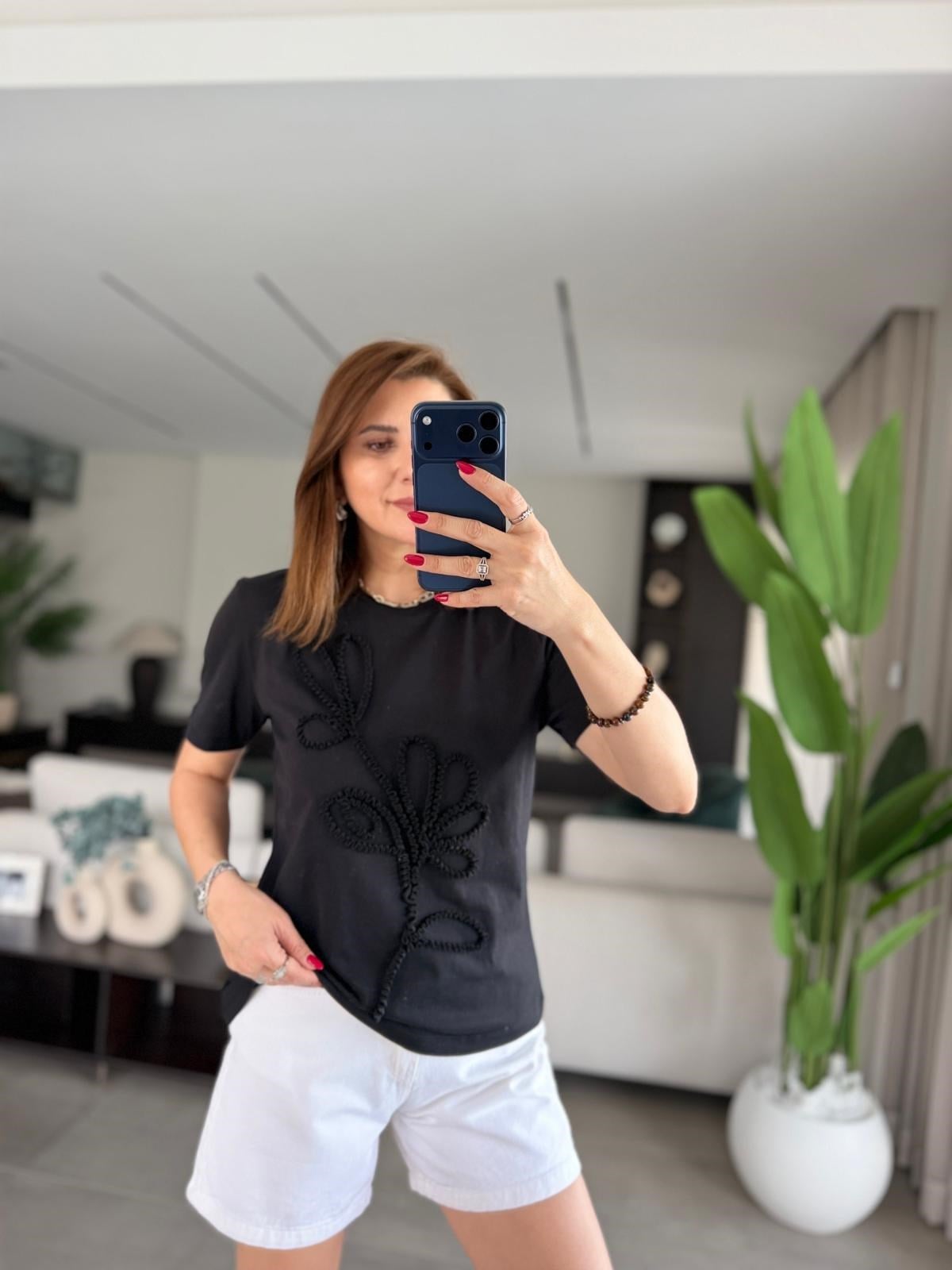 Önü Çiçek Nakışlı T-shirt