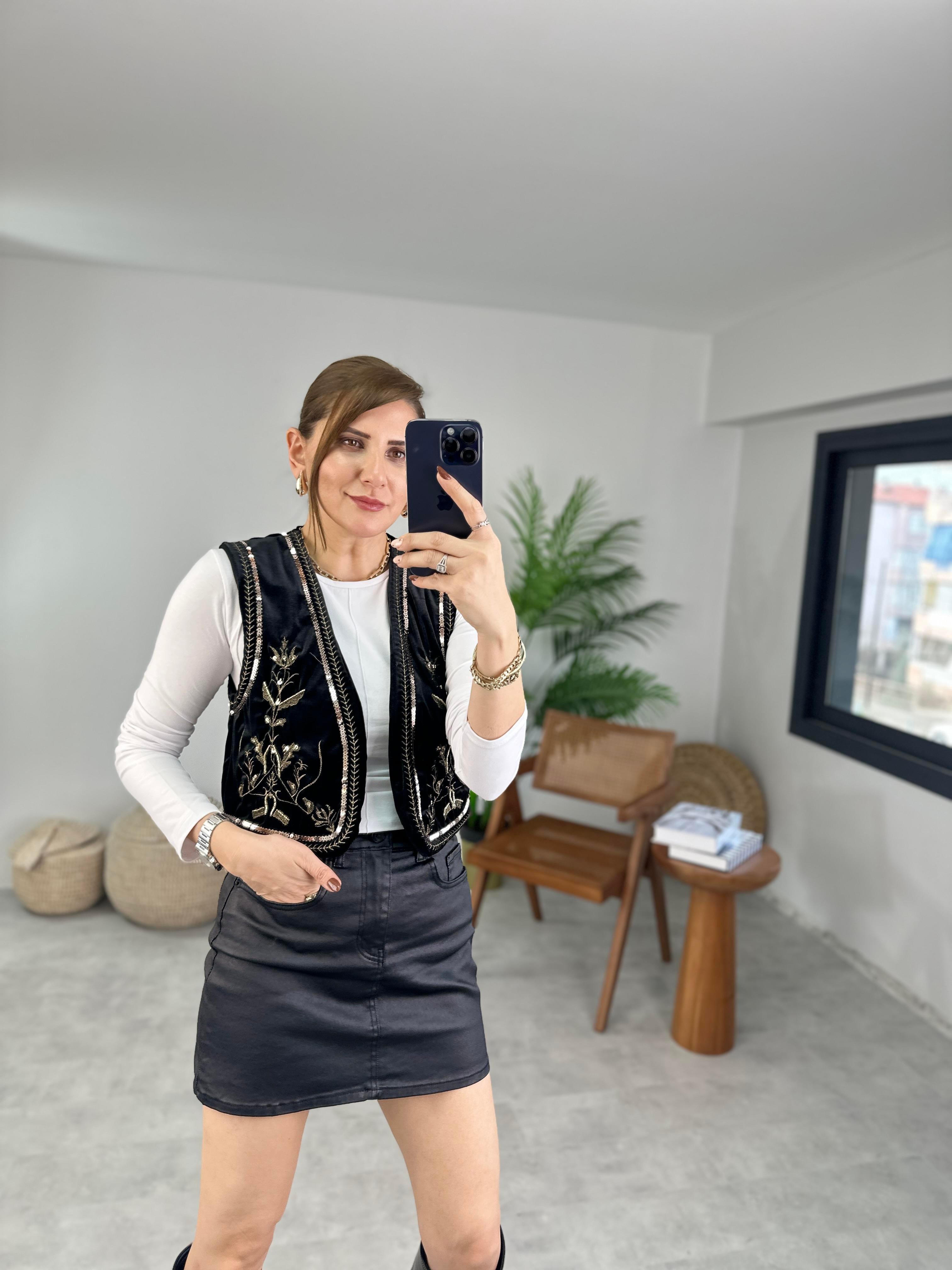 Pul Detaylı Kadife Yelek