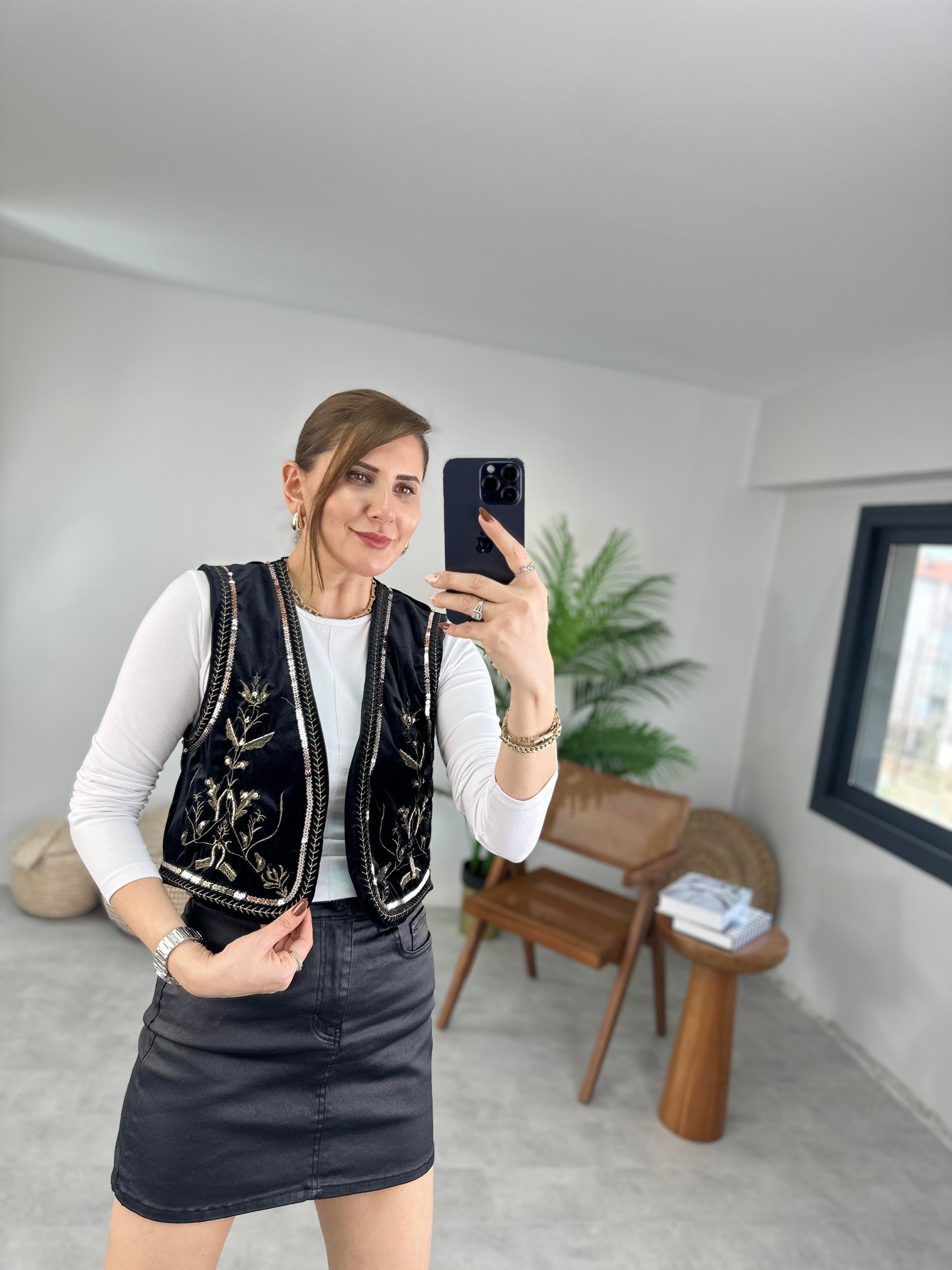 Pul Detaylı Kadife Yelek