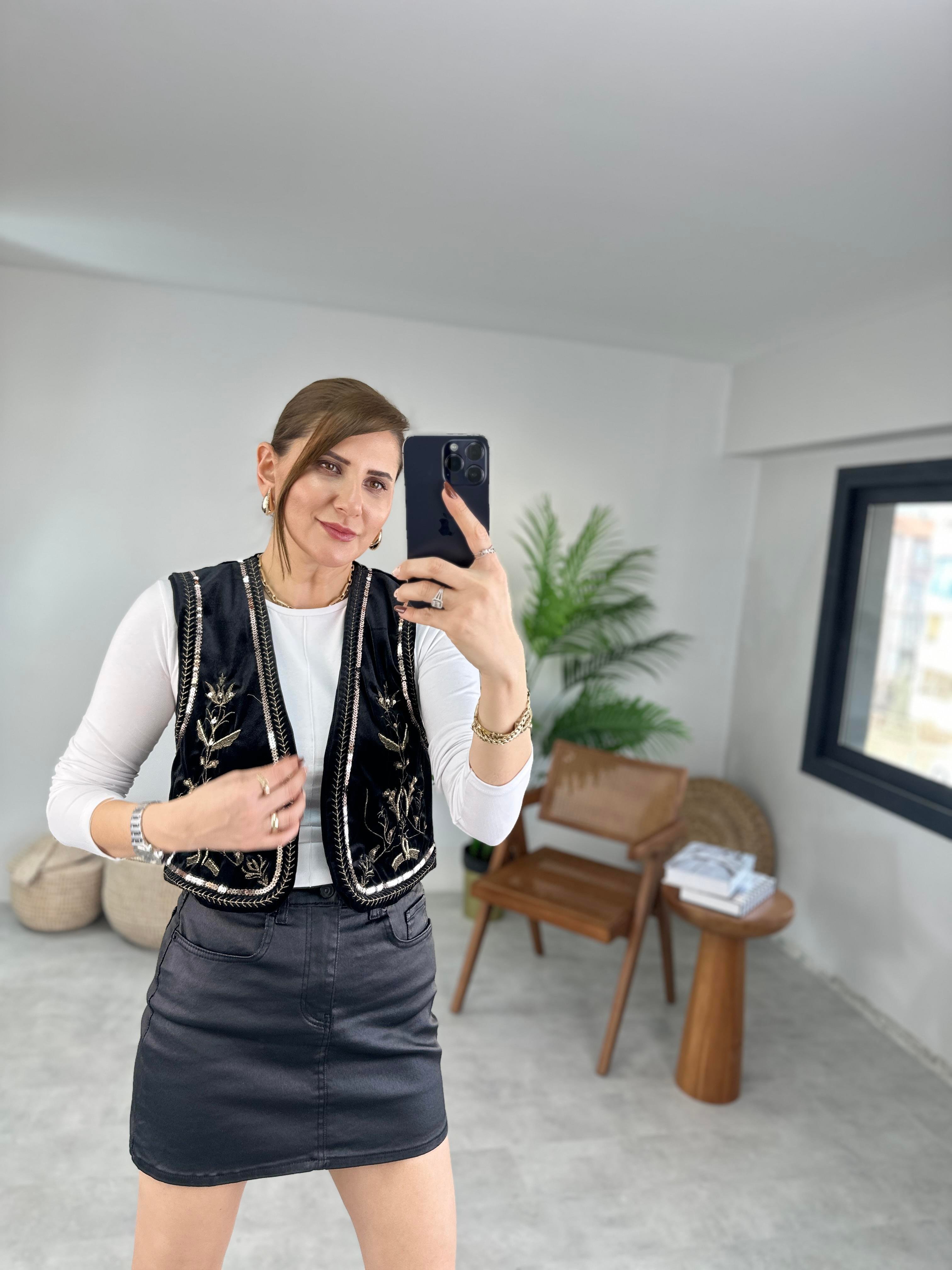 Pul Detaylı Kadife Yelek