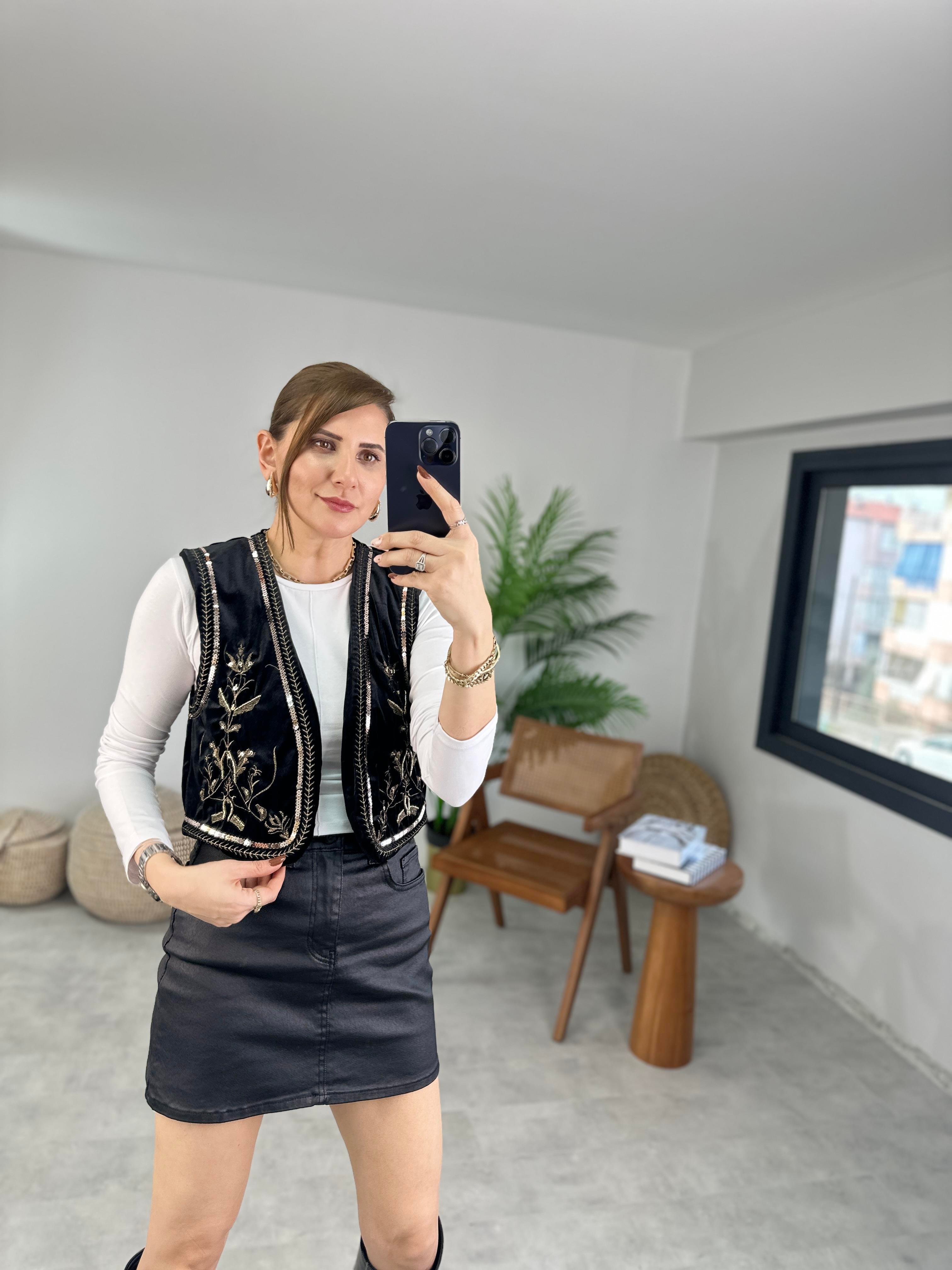 Pul Detaylı Kadife Yelek