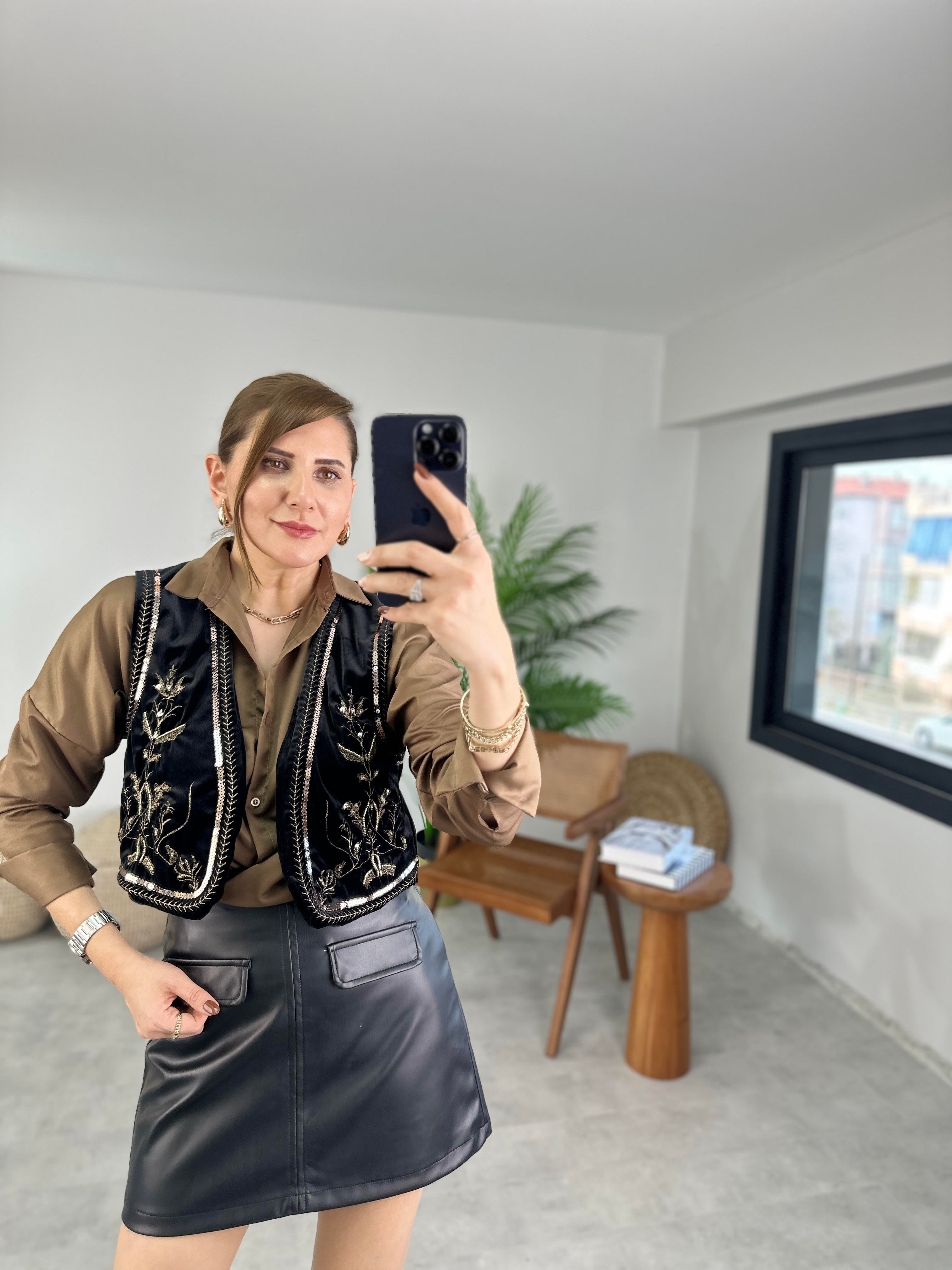 Pul Detaylı Kadife Yelek