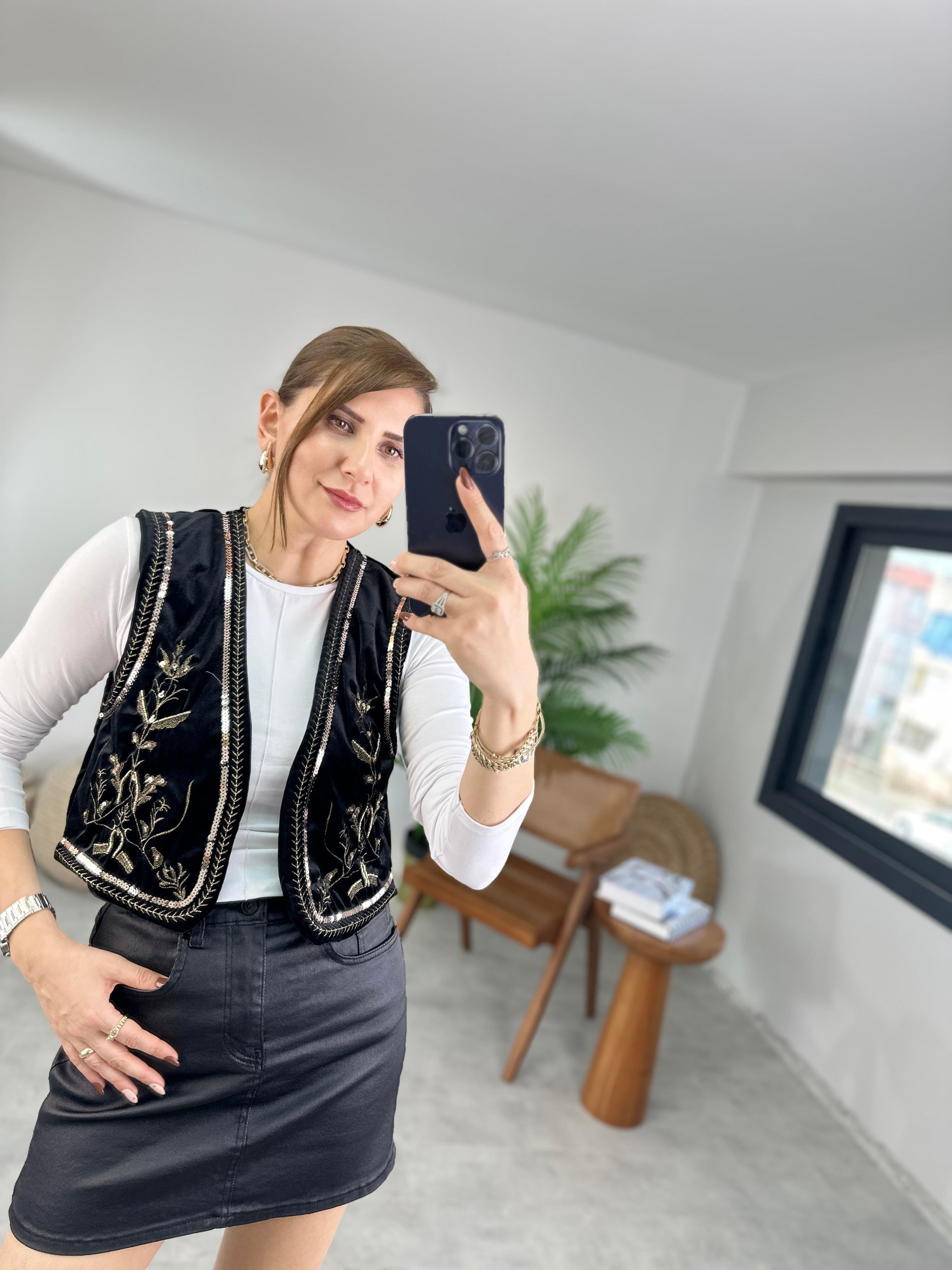 Pul Detaylı Kadife Yelek