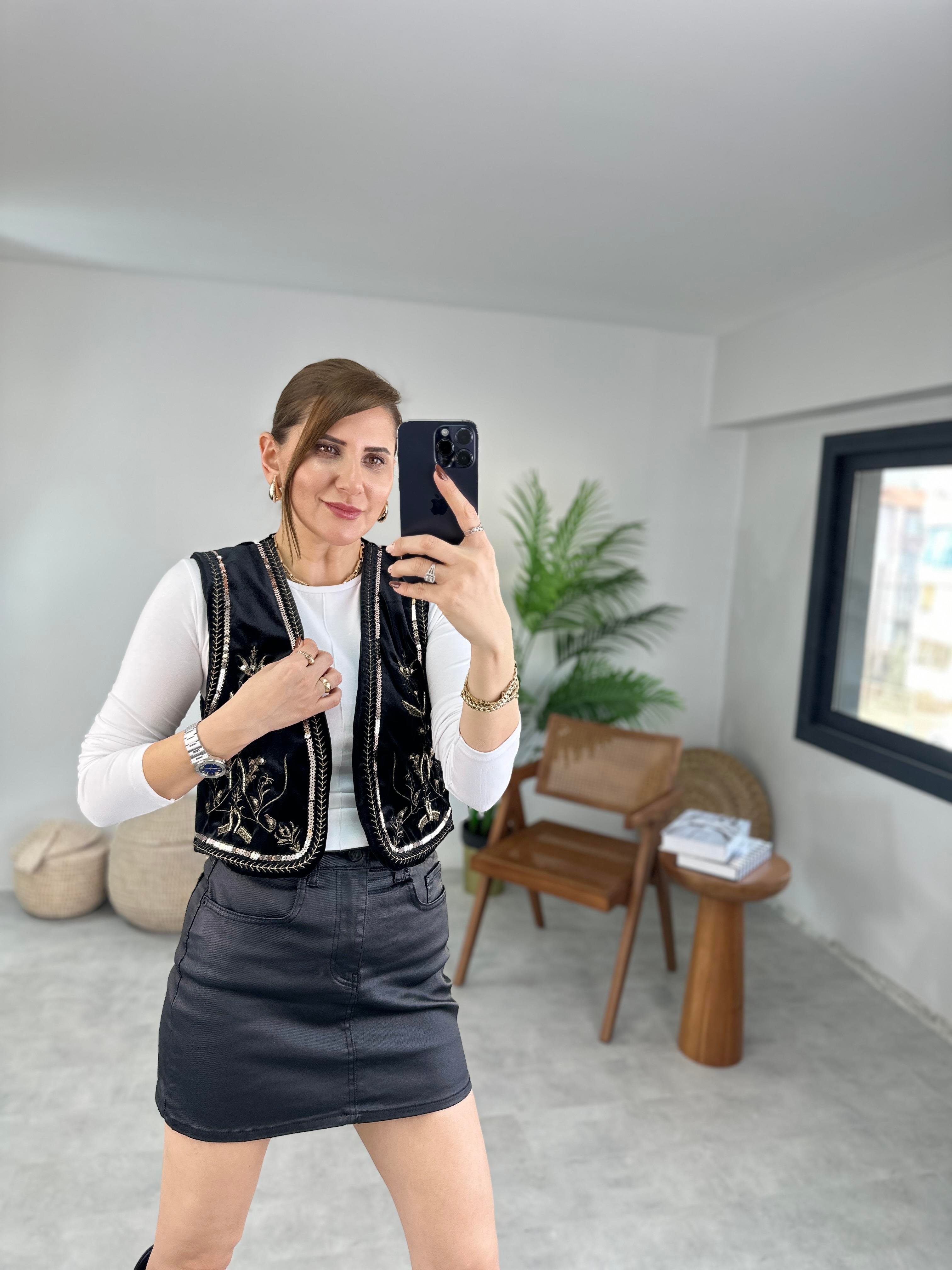 Pul Detaylı Kadife Yelek