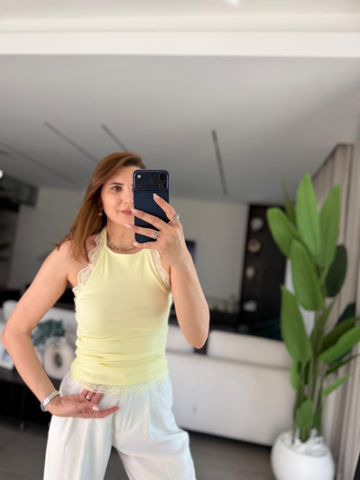 Sarı Dantel Detay Sırt Dekolteli Bluz