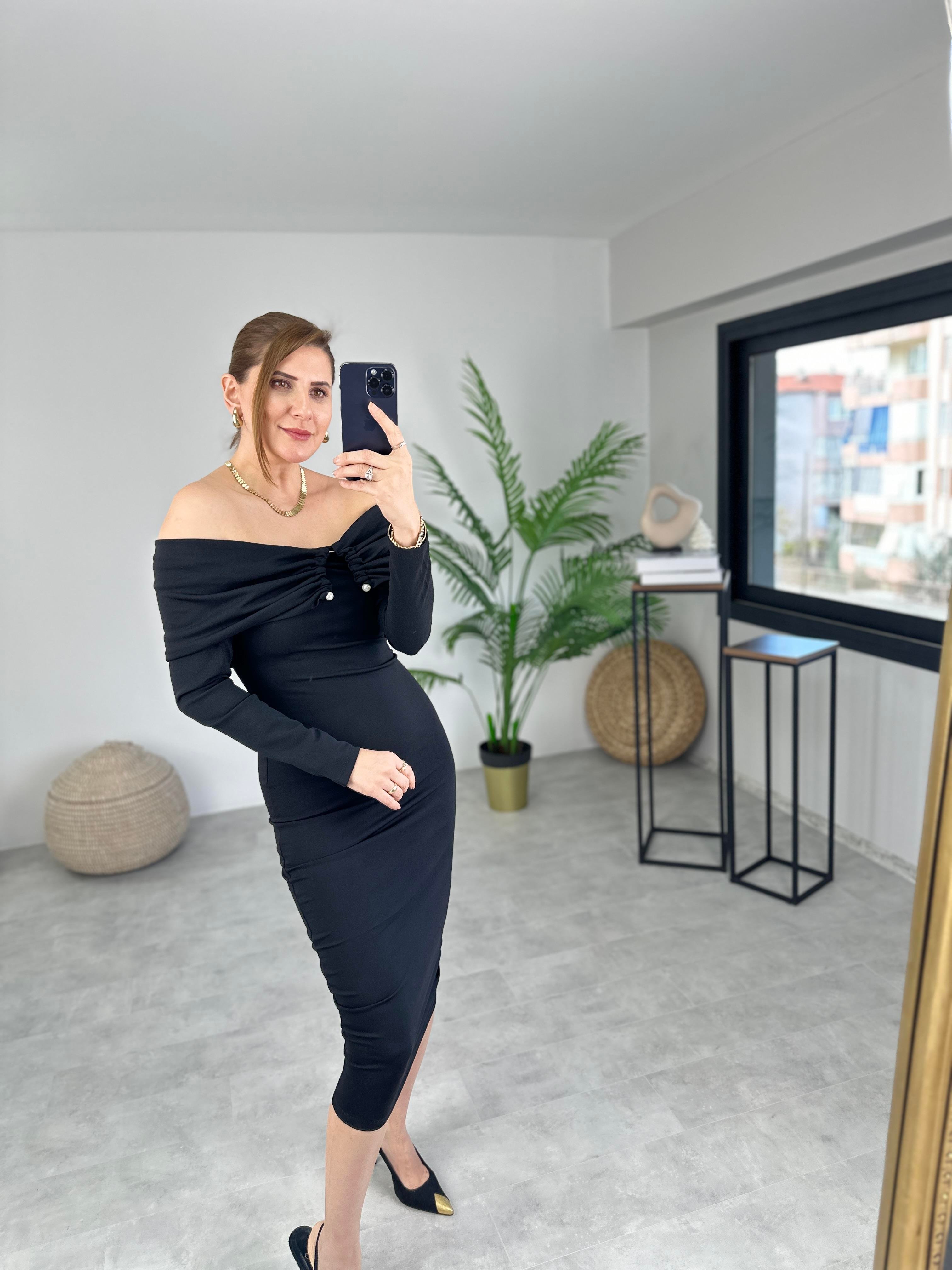 Siyah Aksesuar Detaylı Madanno Yaka Elbise