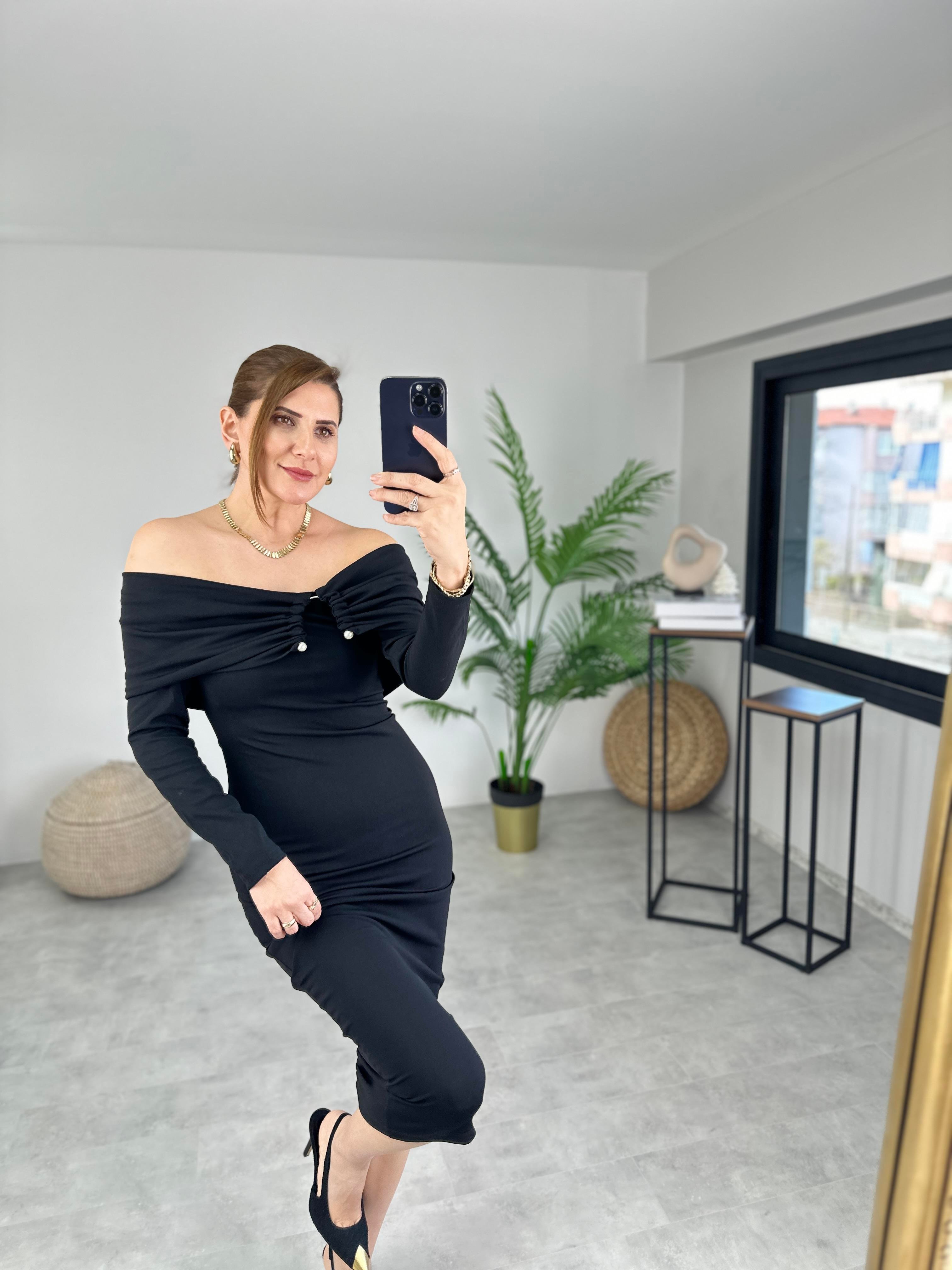 Siyah Aksesuar Detaylı Madanno Yaka Elbise