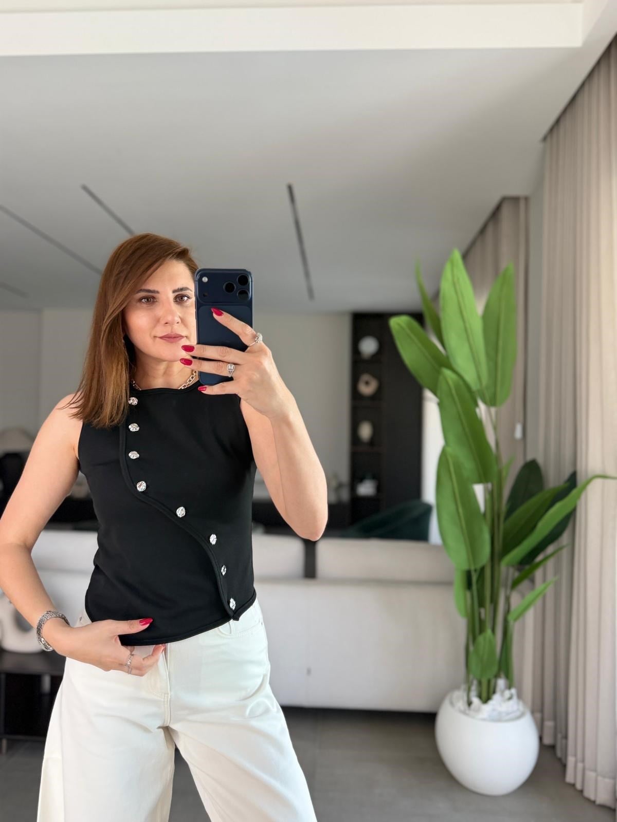 Siyah Asimetrik Düğmeli Bluz