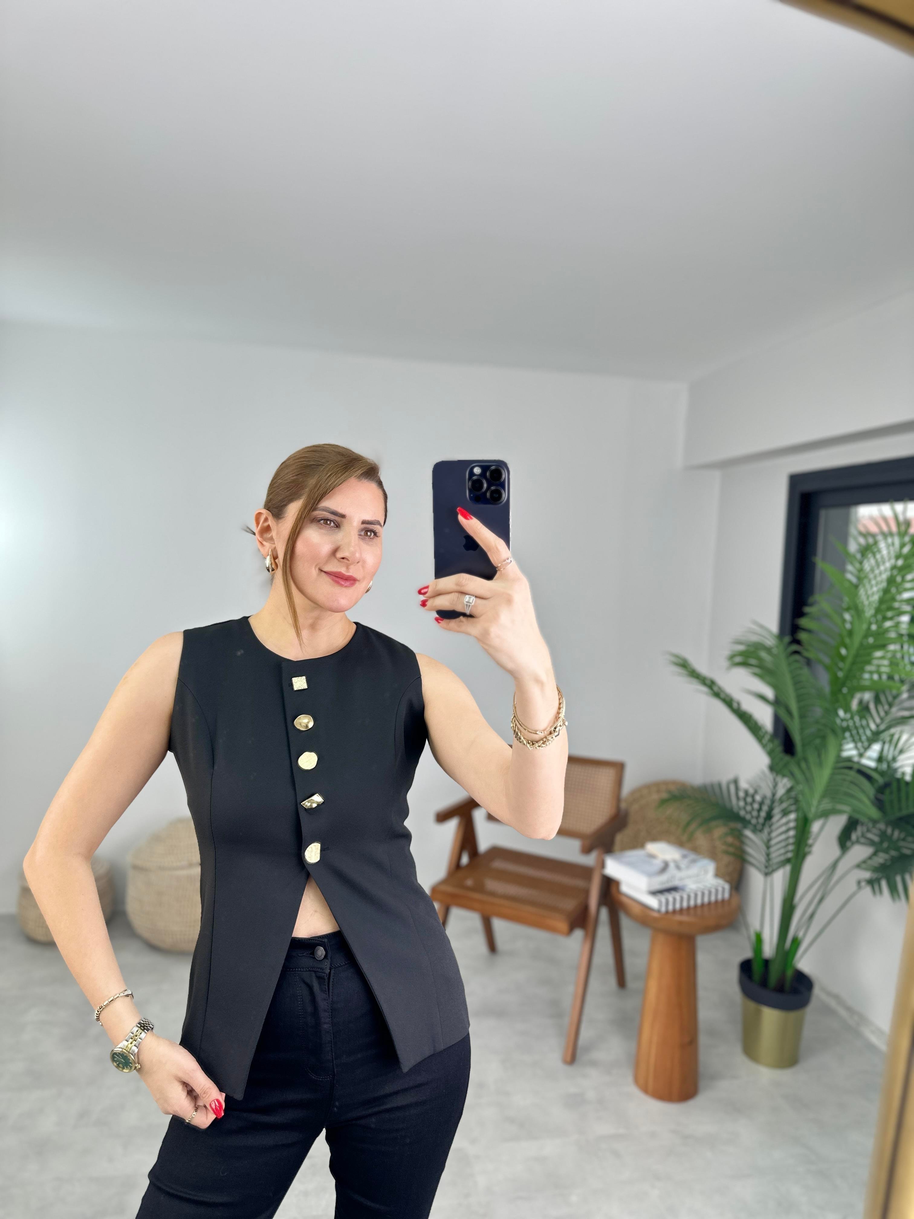 Siyah Asimetrik Kesim Düğme Detaylı Bluz