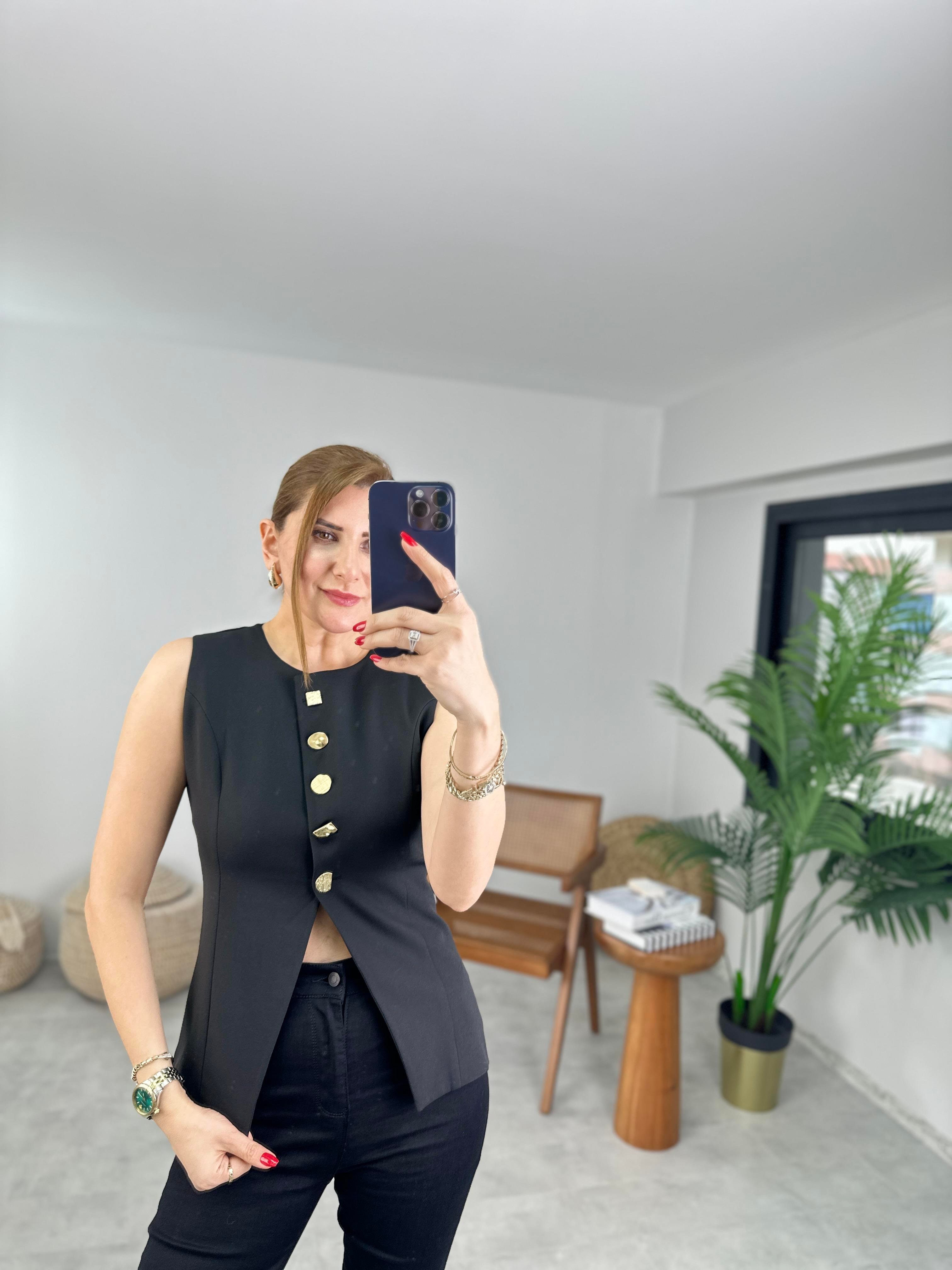 Siyah Asimetrik Kesim Düğme Detaylı Bluz
