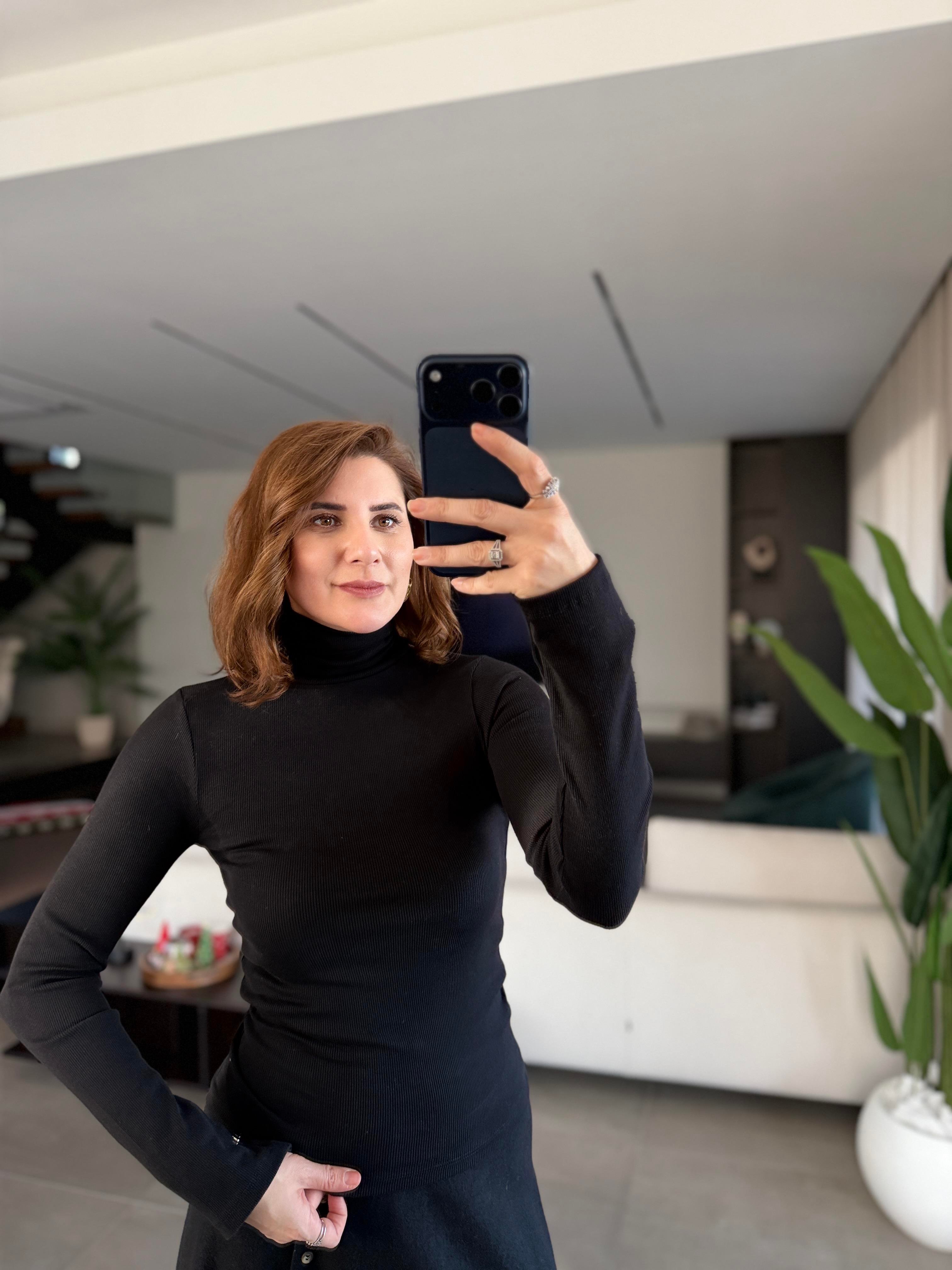 Siyah Balıkçı Yaka Kol Zımba Detaylı Bluz