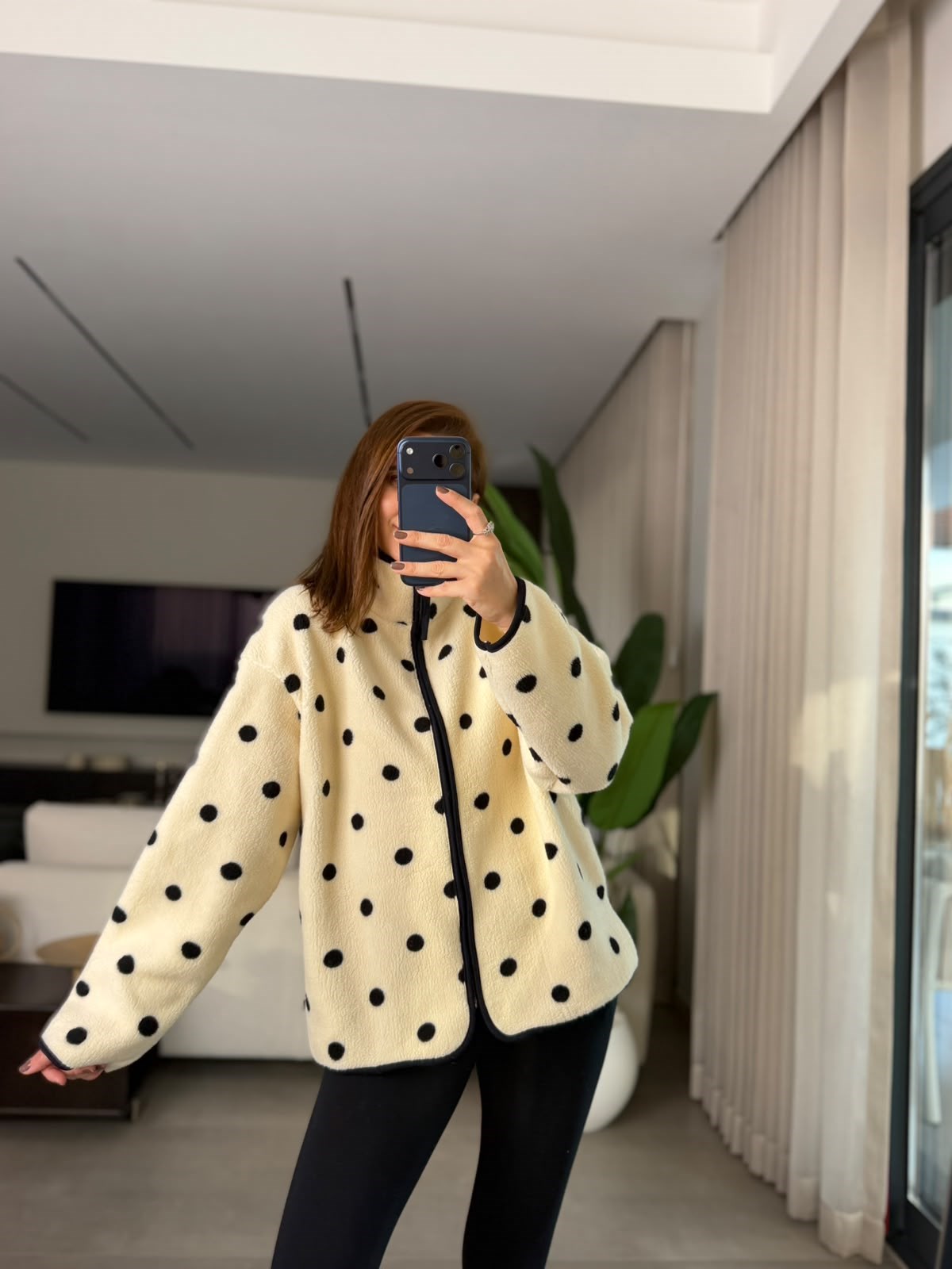 Siyah Benek Boncuk Polar Ceket