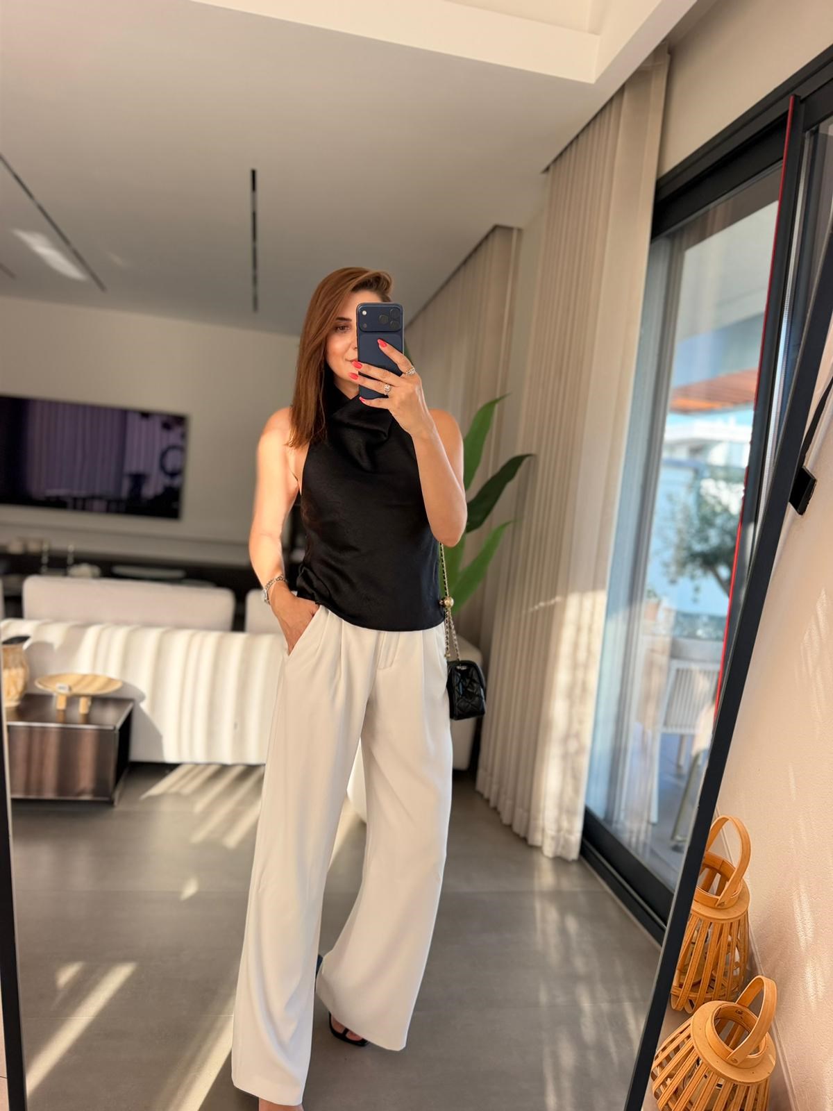 Siyah Boyundan Düğmeli Saten Bluz