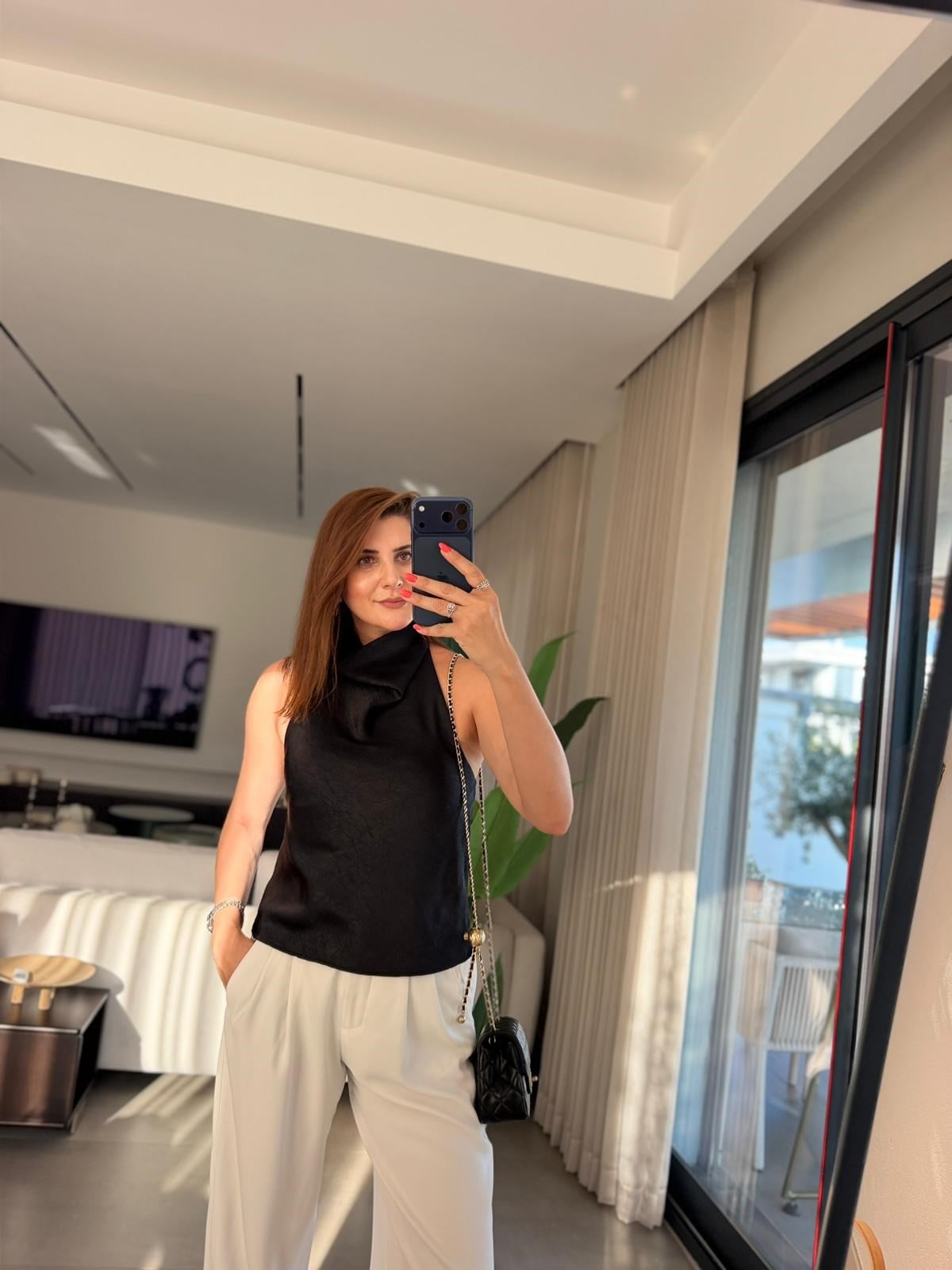 Siyah Boyundan Düğmeli Saten Bluz