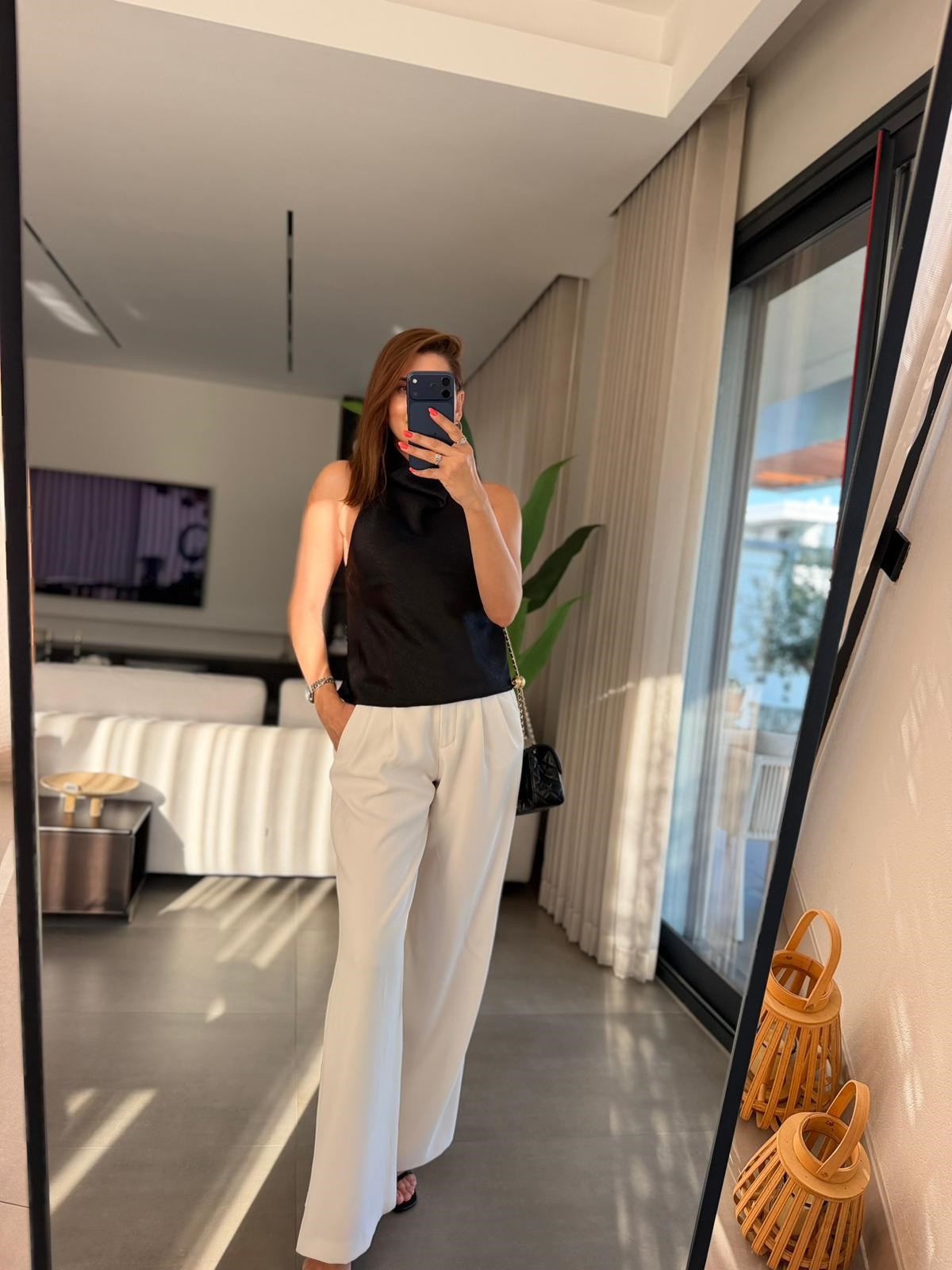 Siyah Boyundan Düğmeli Saten Bluz