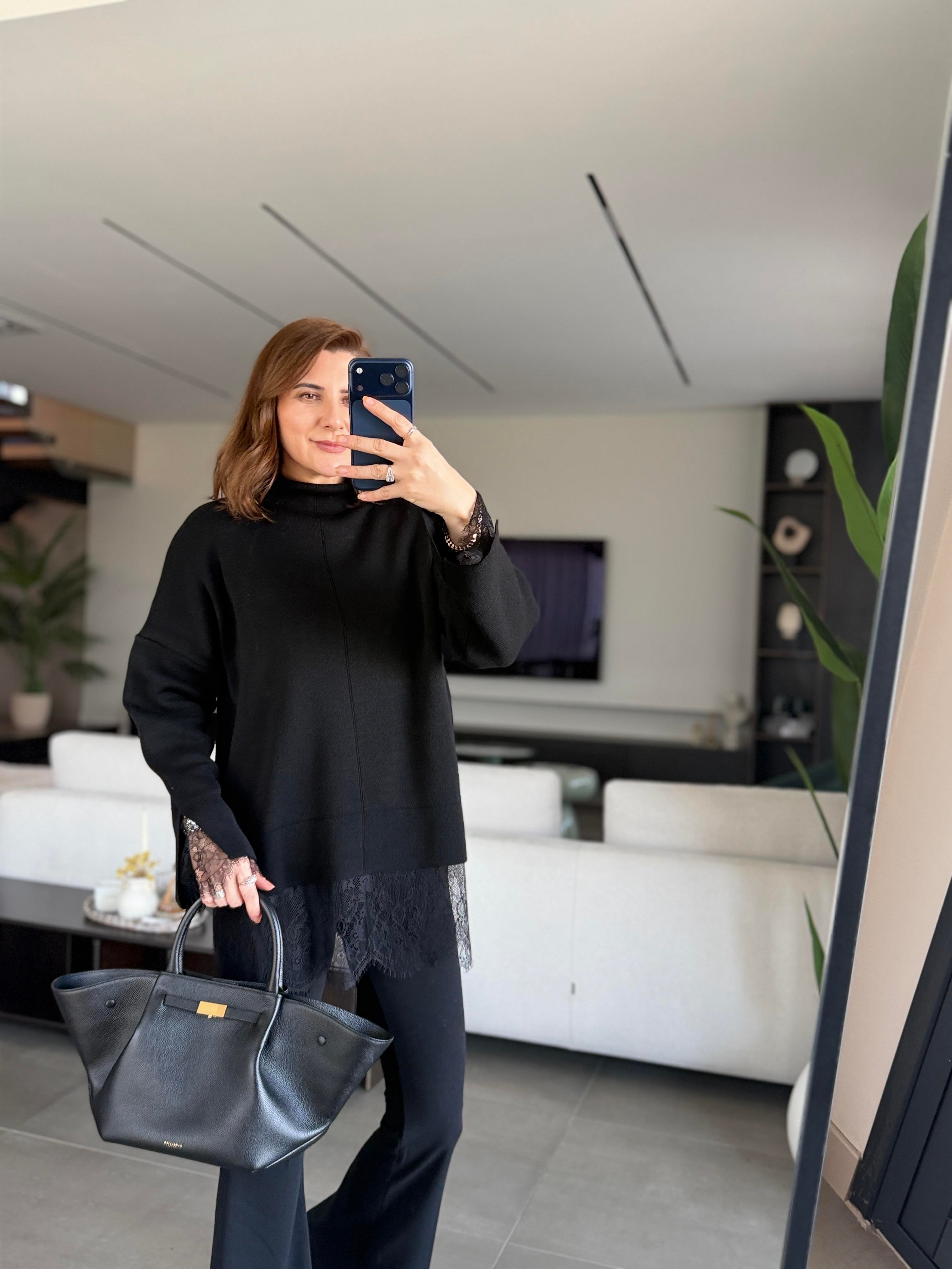 Siyah Dantel Detaylı Kazak