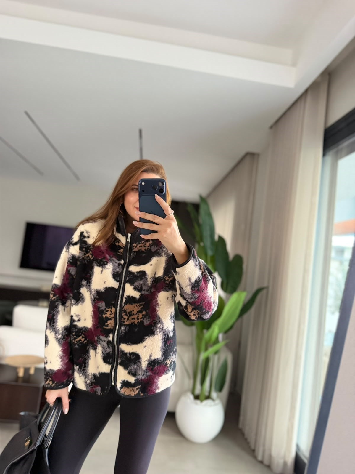 Siyah Desenli Dik Yaka Peluş Ceket