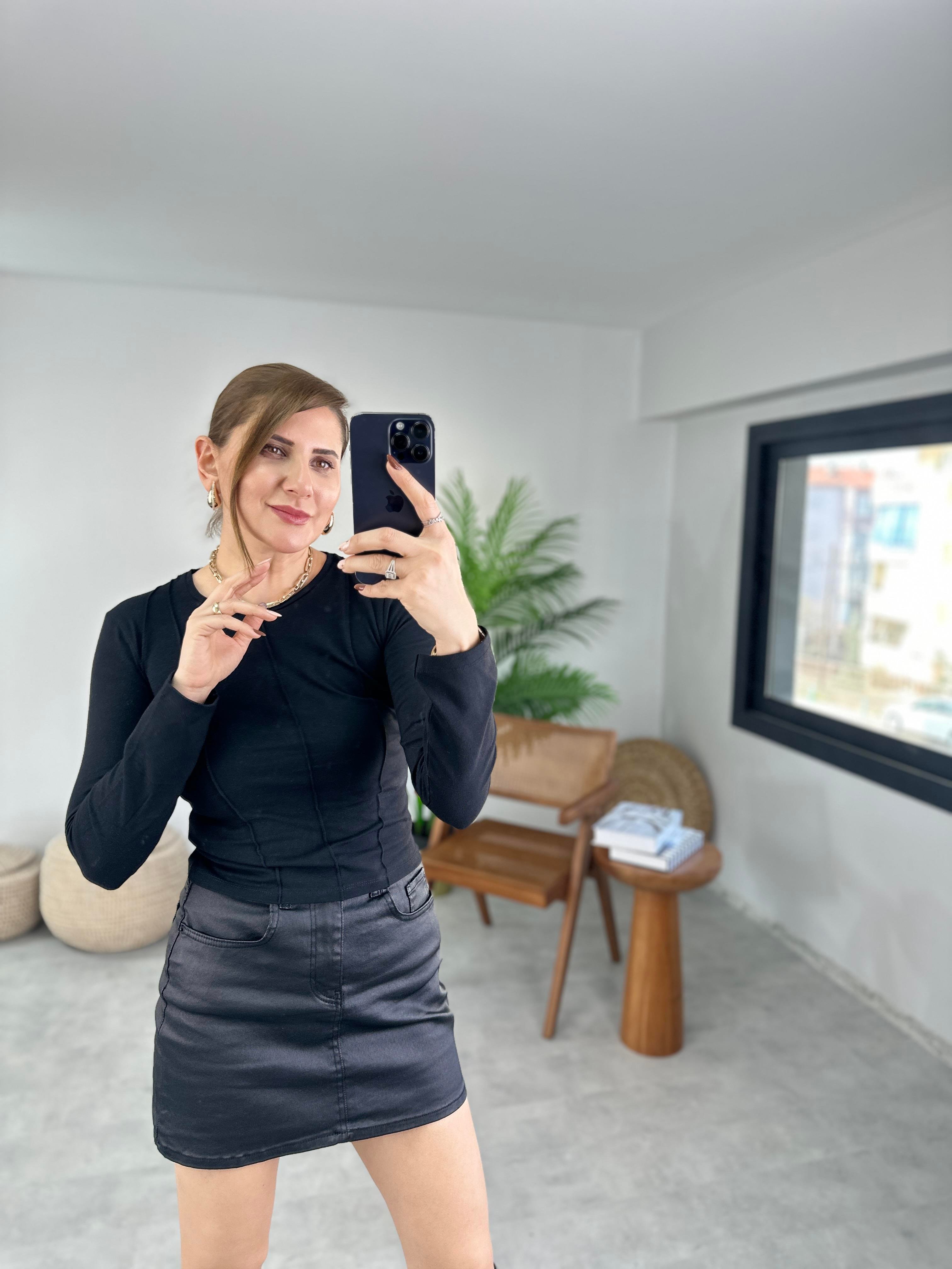 Siyah Dikiş Detaylı Mas Bluz