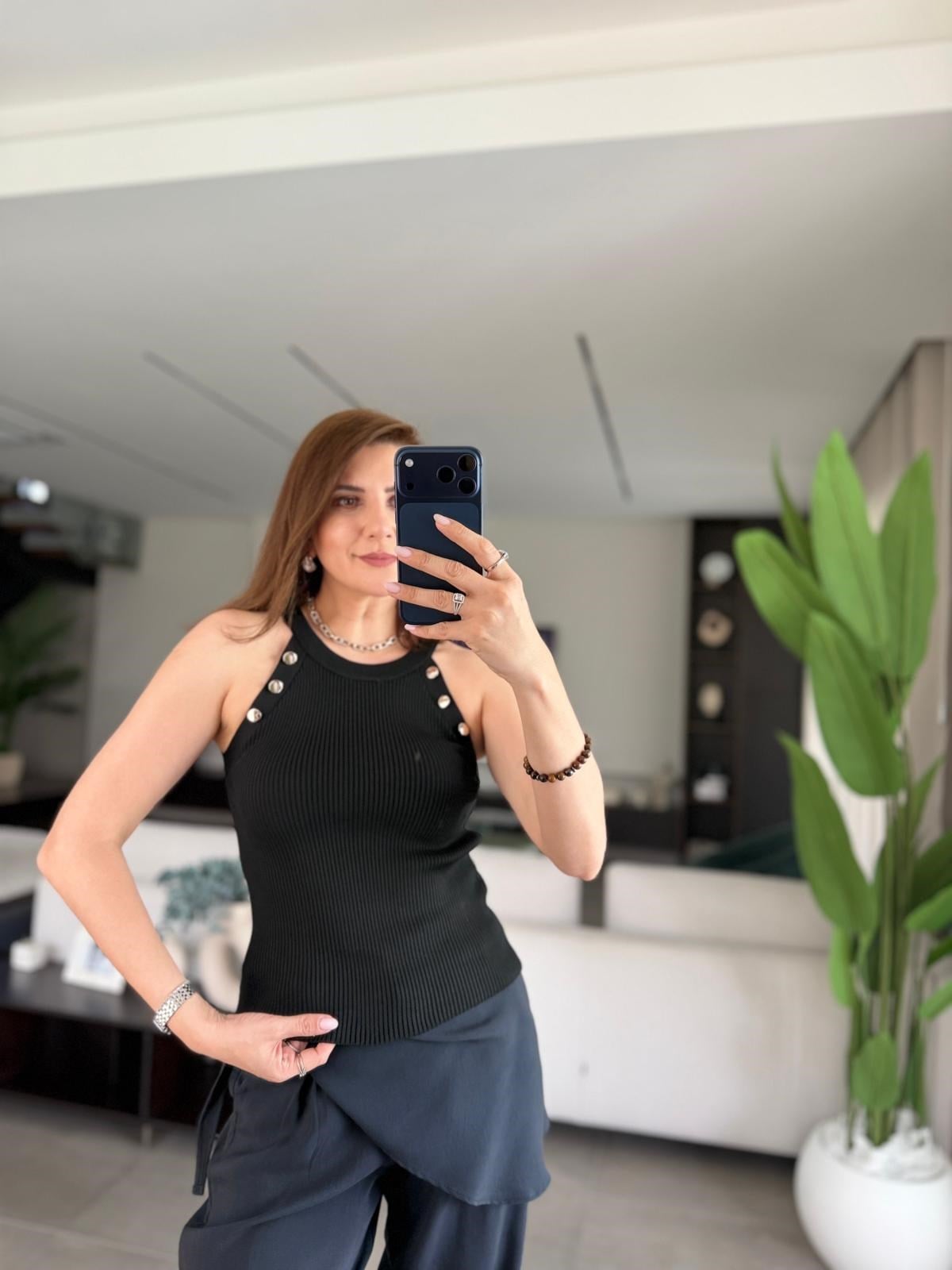 Siyah Düğme Detaylı Triko Atlet