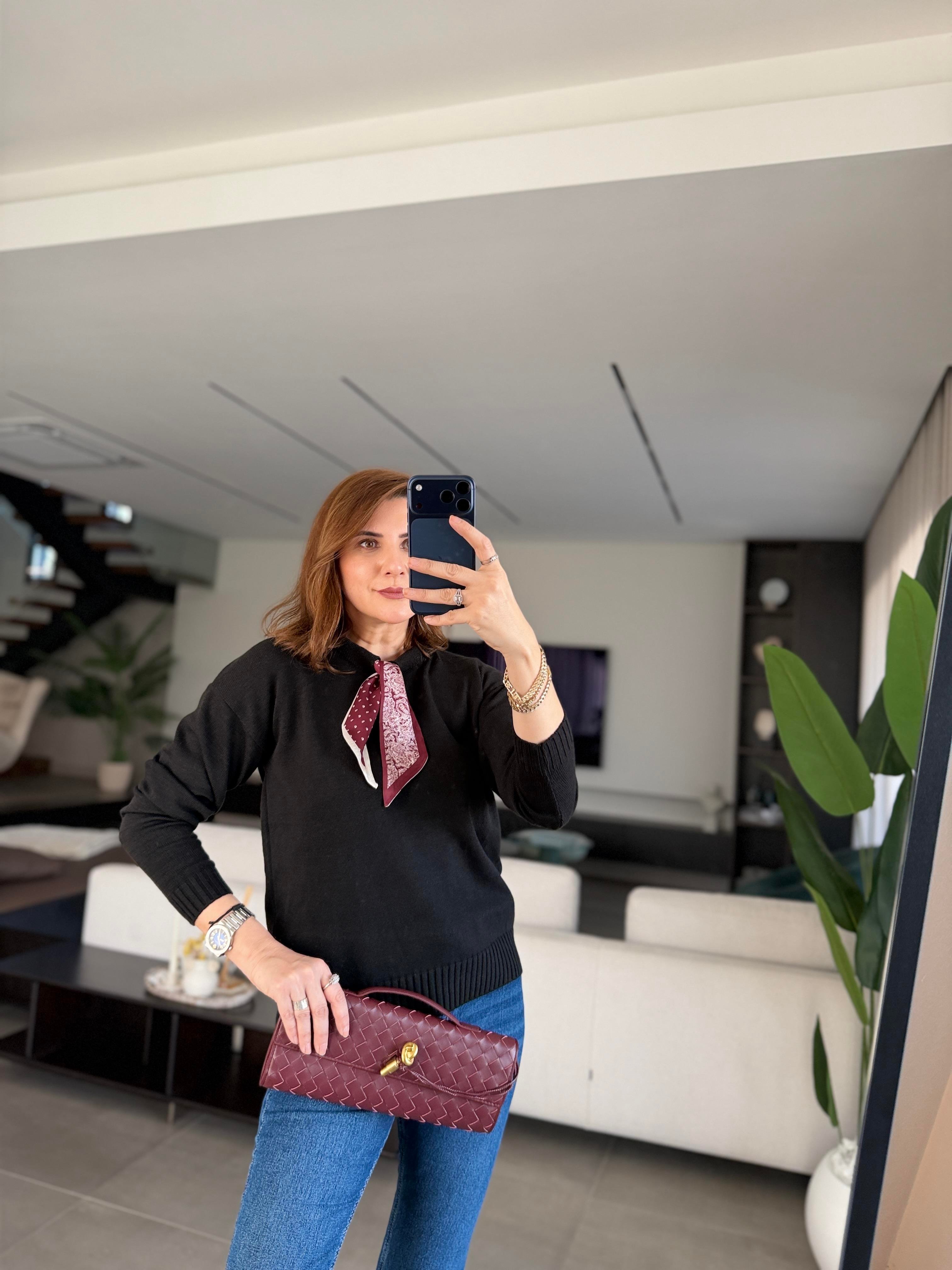 Siyah Fularlı Triko Kazak