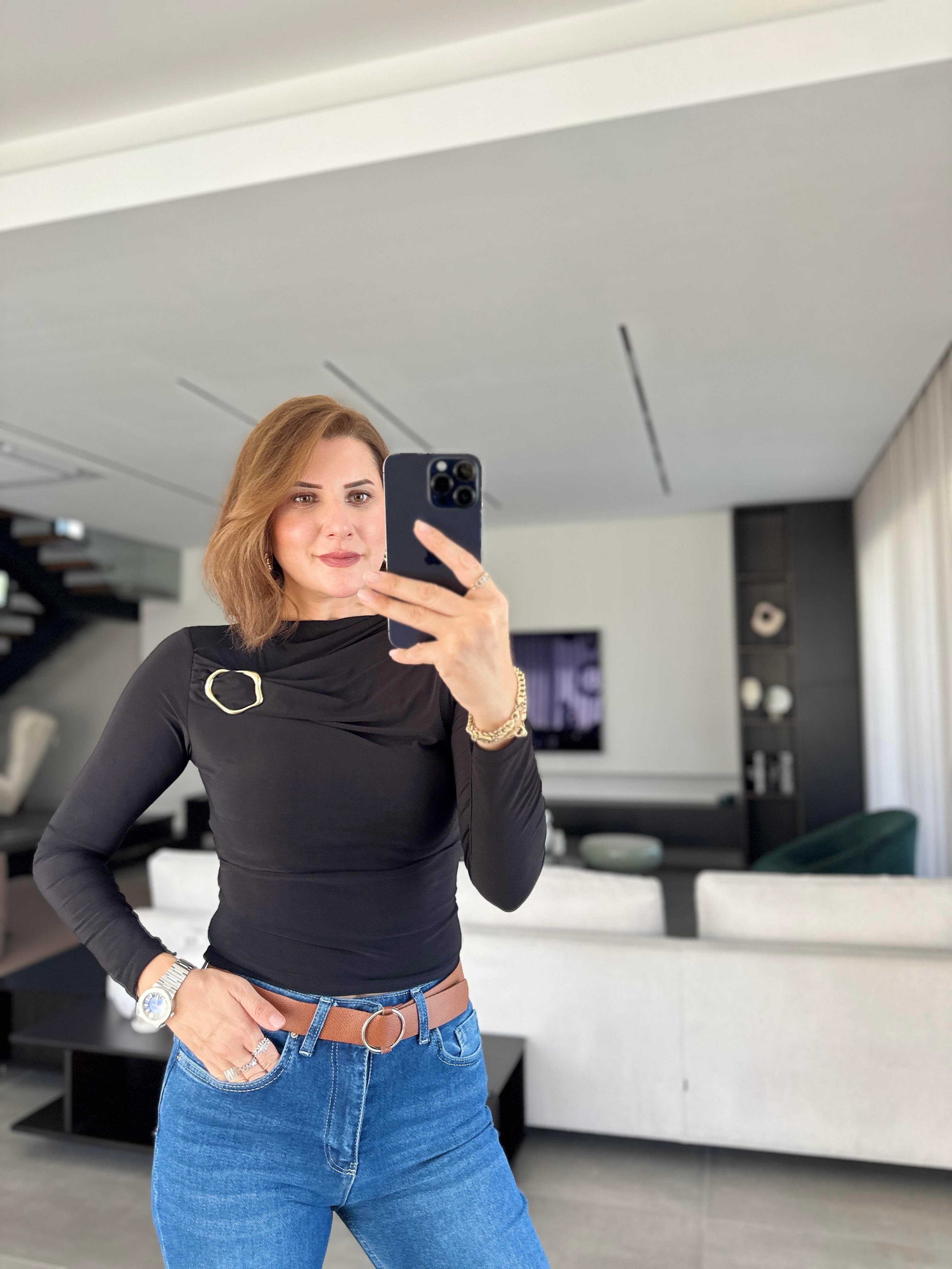 Siyah Göğüs Tokalı Bluz