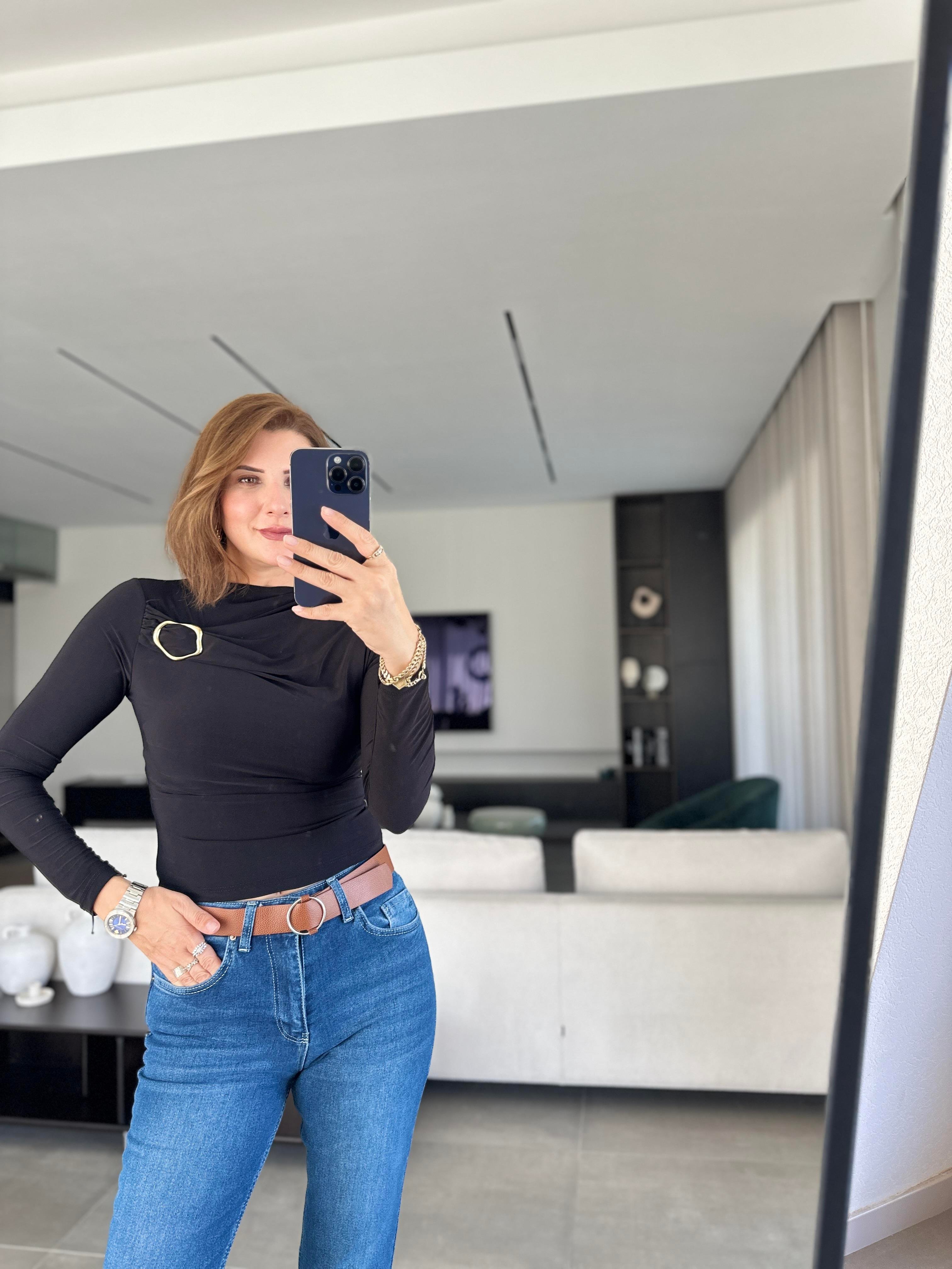 Siyah Göğüs Tokalı Bluz